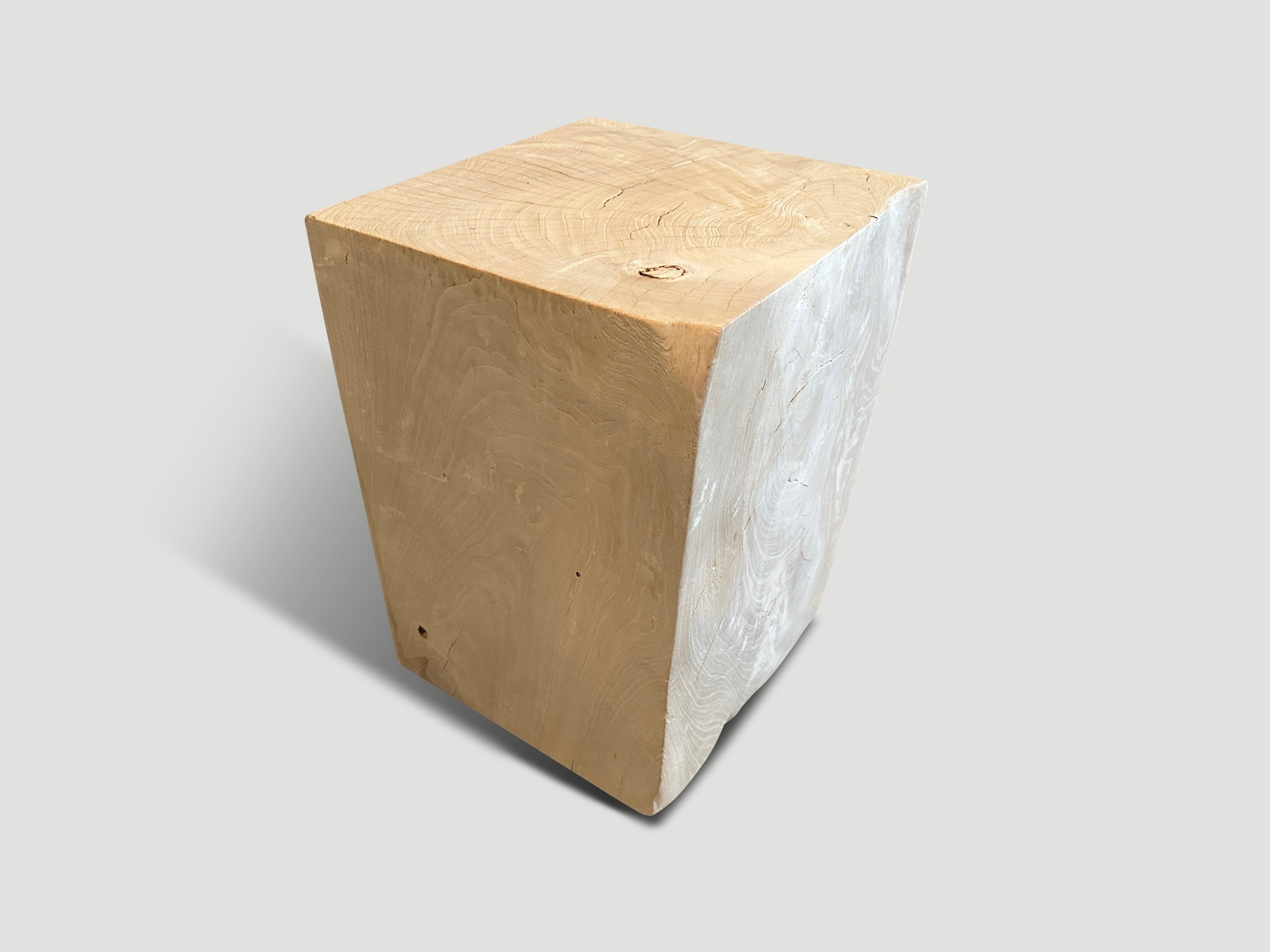 Organique Table d'appoint Andrianna Shamaris St. Barts en bois de teck blanchi en vente
