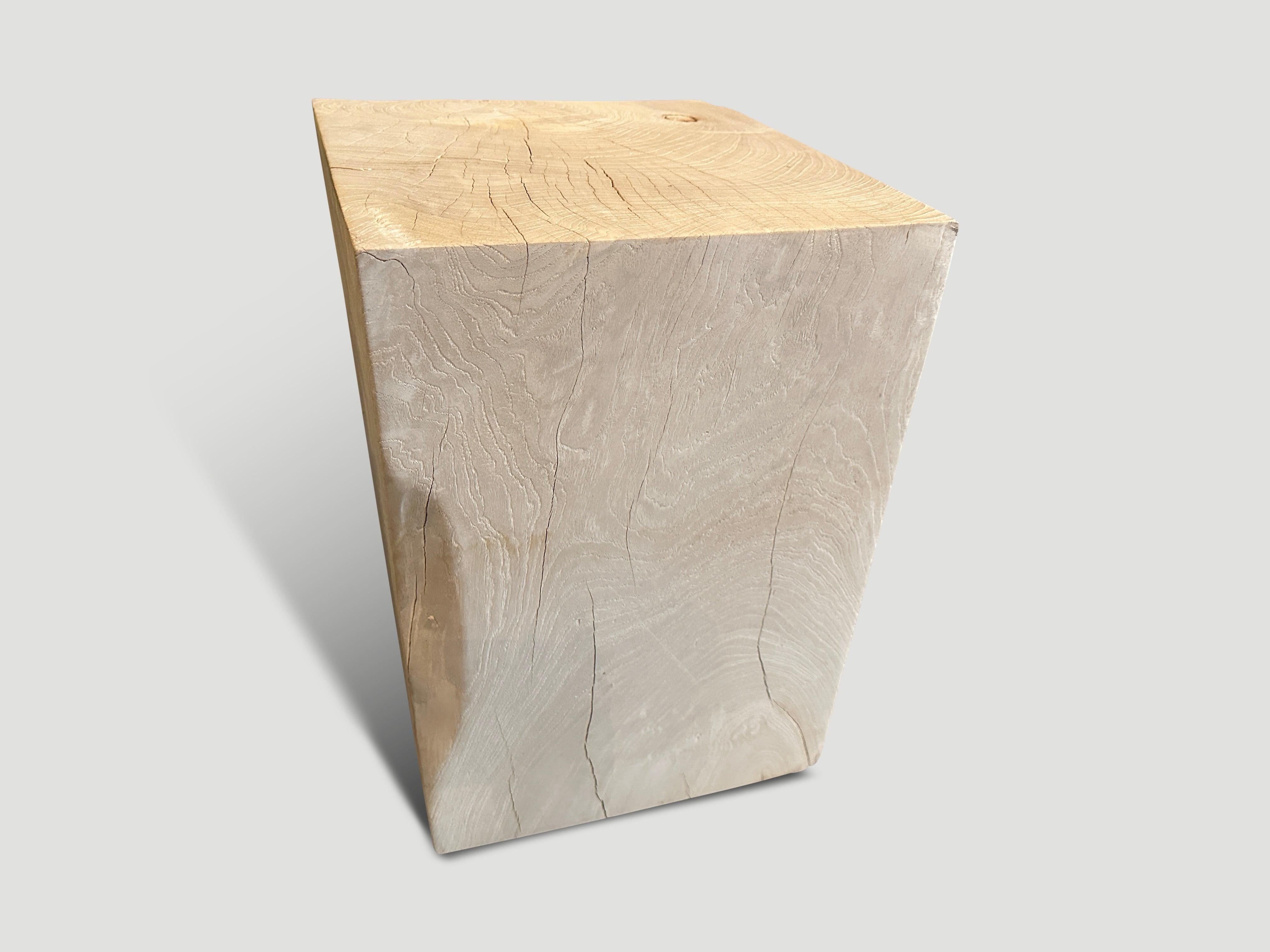 Bois Table d'appoint Andrianna Shamaris St. Barts en bois de teck blanchi en vente