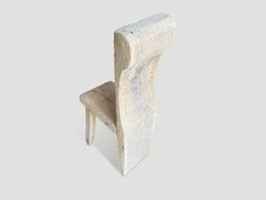 Andrianna Shamaris Sedia scultorea in legno di teak, design organico e moderno