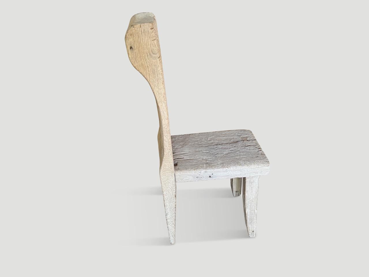 Organico moderno Andrianna Shamaris St. Barts Sedia scultorea in Wood Wood in vendita