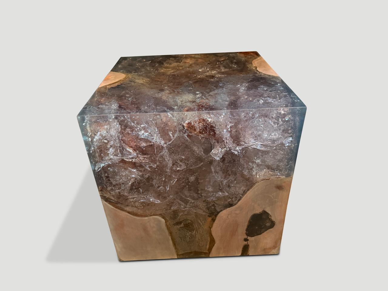 La table d'appoint St. Barts est une variante unique du cube en teck et résine craquelée. La résine est d'abord craquelée et ajoutée dans les rainures naturelles du bois de teck blanchi, puis poncée et finie avec un grand poli. Fabriqué à la main à