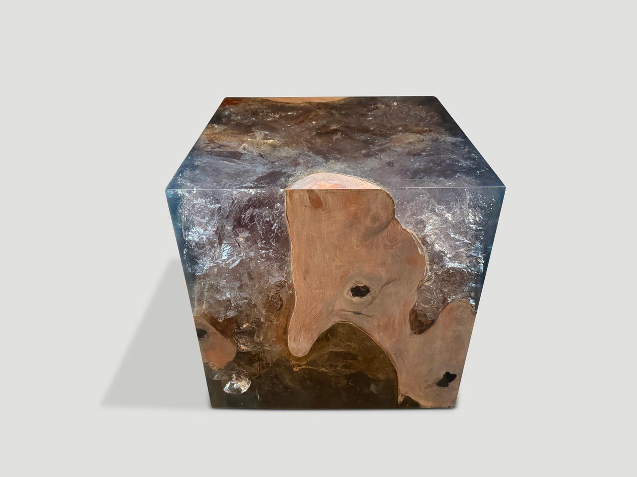 Organique Table d'appoint Andrianna Shamaris St. Barts en bois de teck et résine en vente