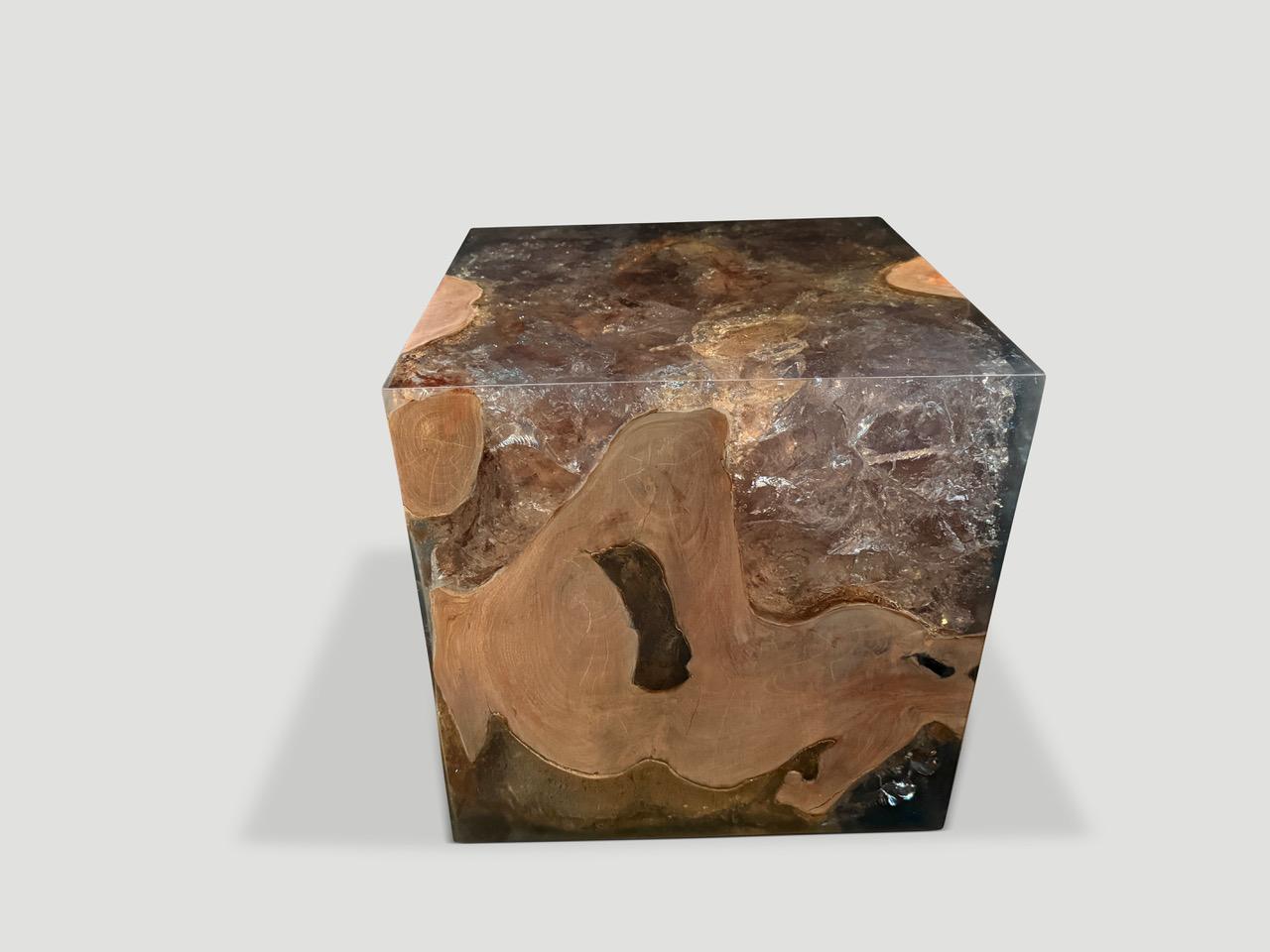 Table d'appoint Andrianna Shamaris St. Barts en bois de teck et résine Excellent état - En vente à New York, NY