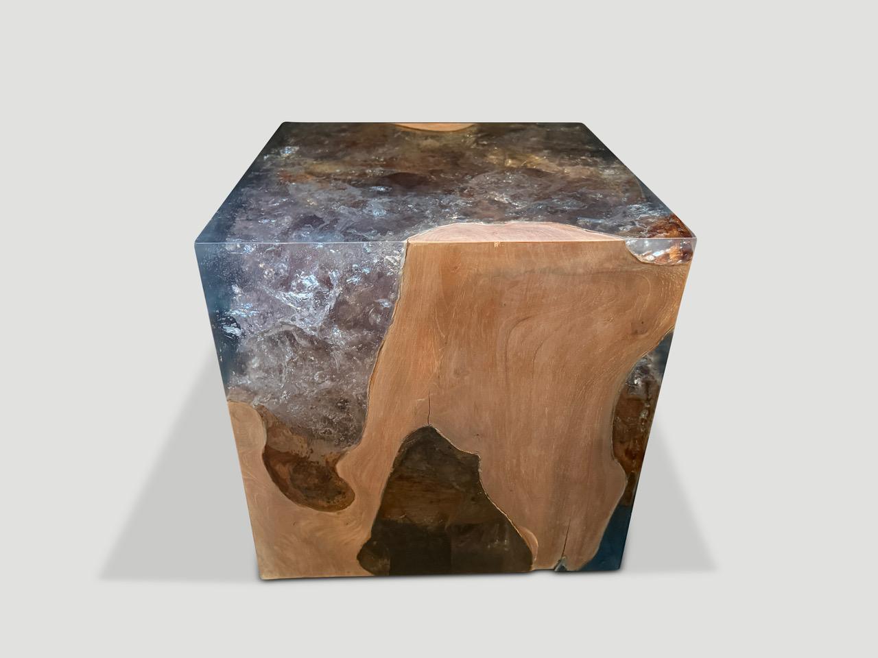 XXIe siècle et contemporain Table d'appoint Andrianna Shamaris St. Barts en bois de teck et résine en vente