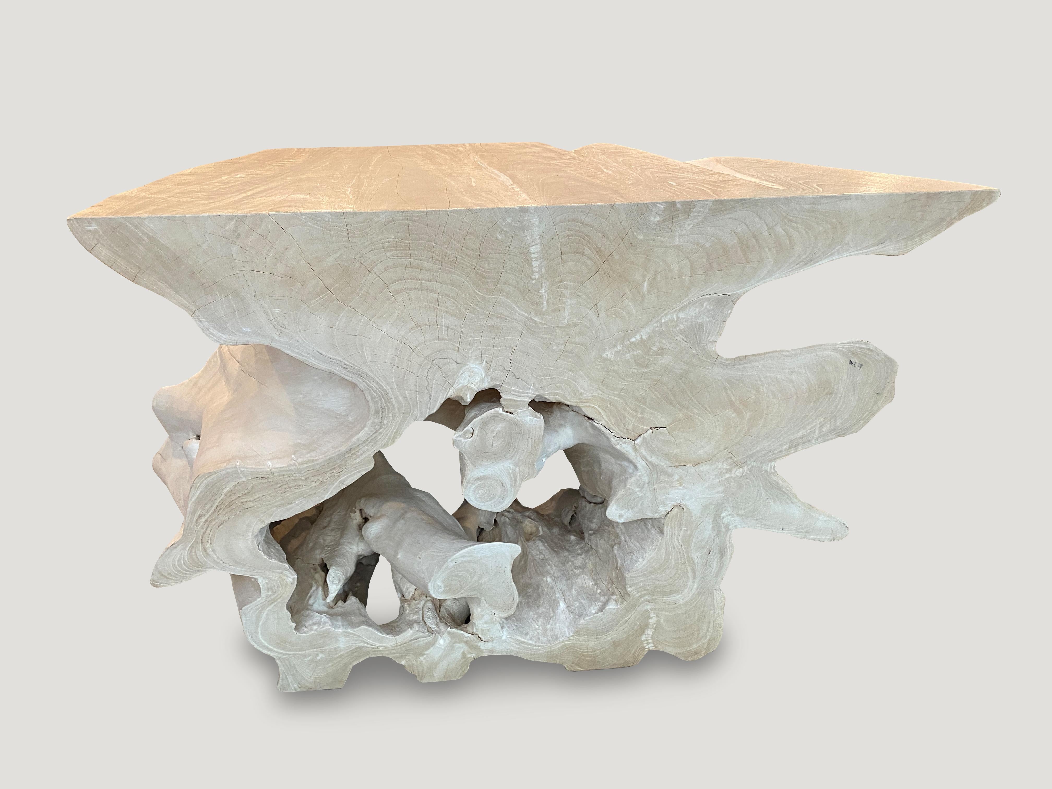 Impressionnante table console organique à racine unique fabriquée à partir d'une racine de bois de teck centenaire récupérée. Fabuleux des deux côtés. Nous avons ajouté une légère couche de shellack sur la partie supérieure et les parties latérales