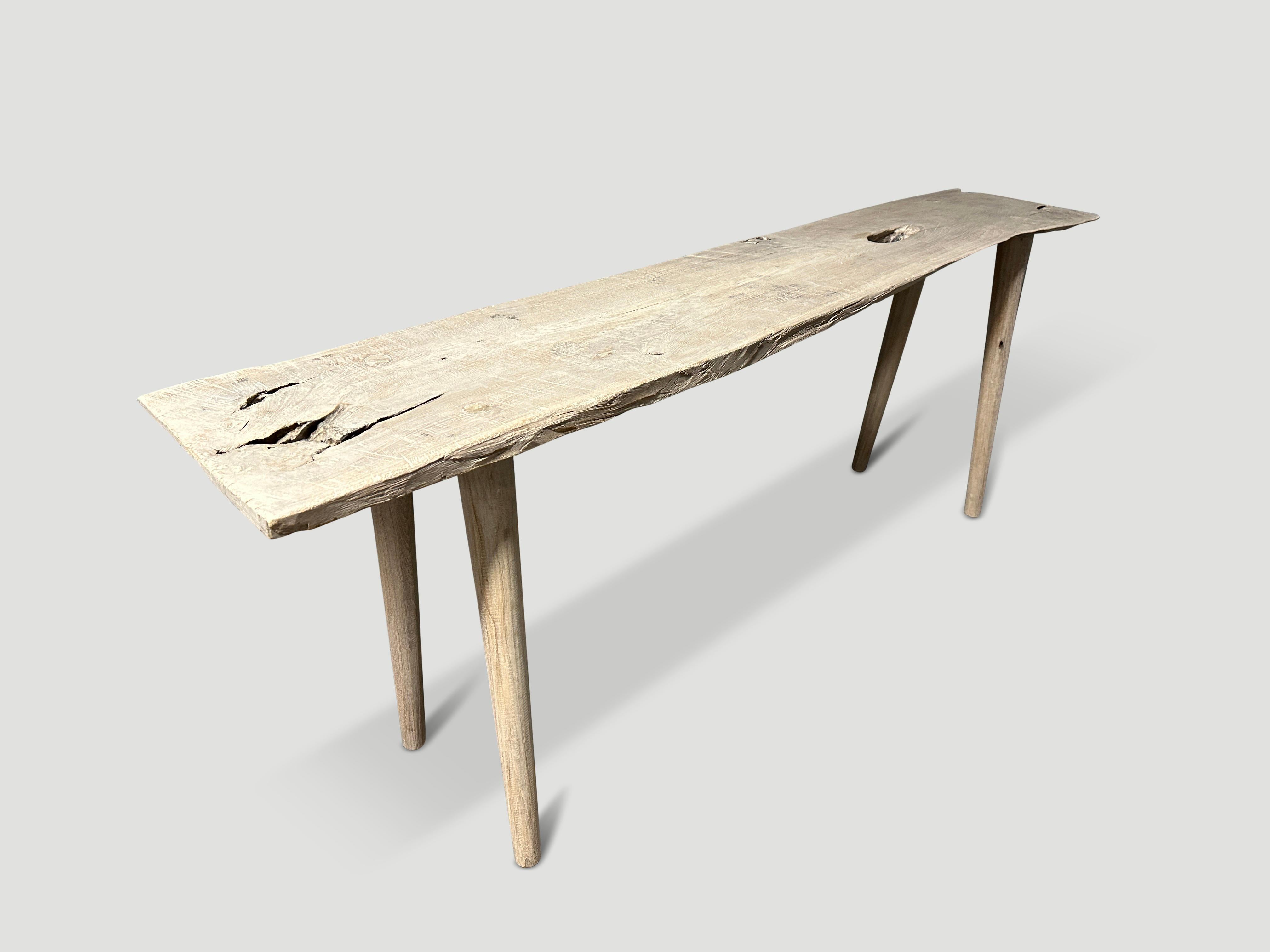 Un único panel de madera antiguo con mucho carácter. Añadimos patas minimalistas de teca lisa para formar esta hermosa consola. Primero blanqueado y acabado con un ligero lavado blanco que revela la impresionante veta de la madera. Todo está en los
