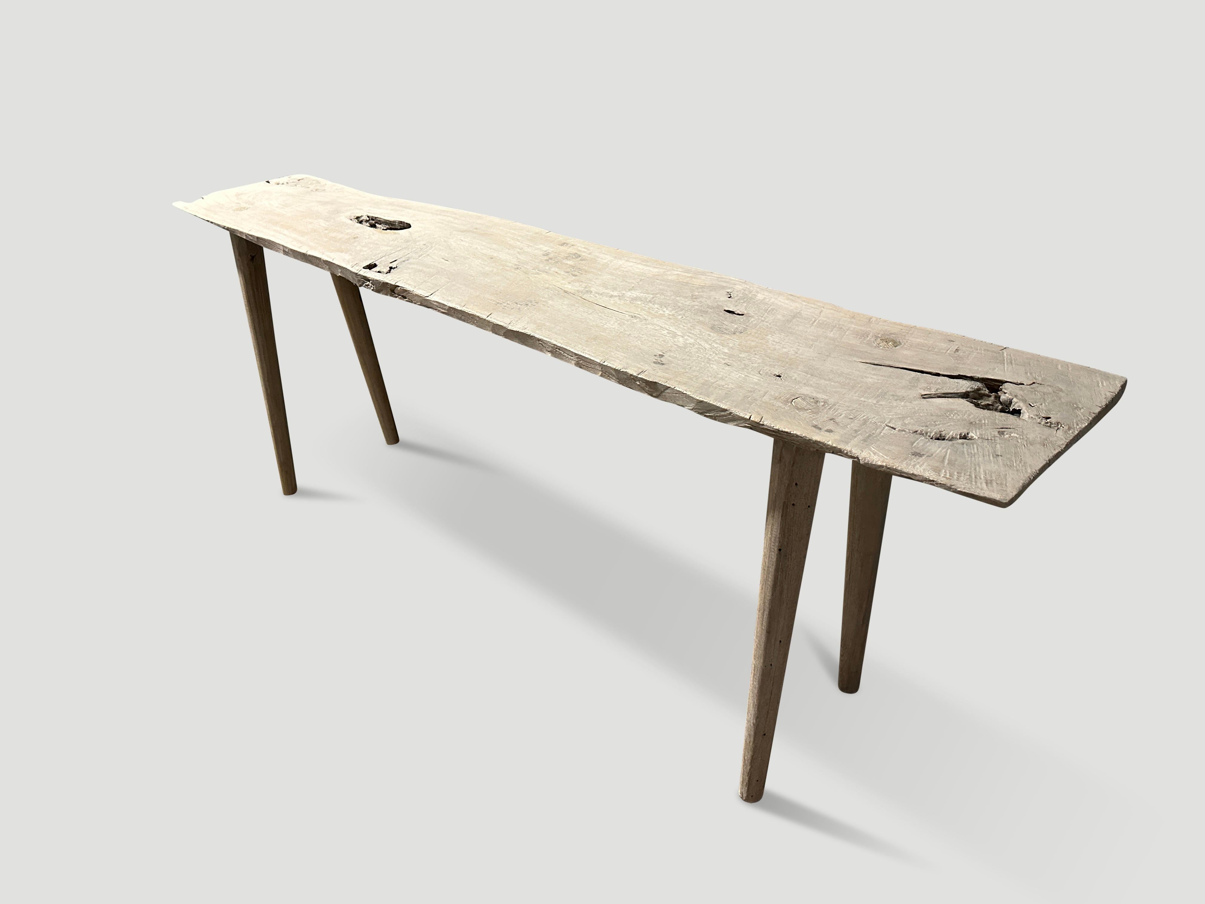 Andrianna Shamaris Mesa consola de madera de teca de San Bartolomé Siglo XXI y contemporáneo en venta