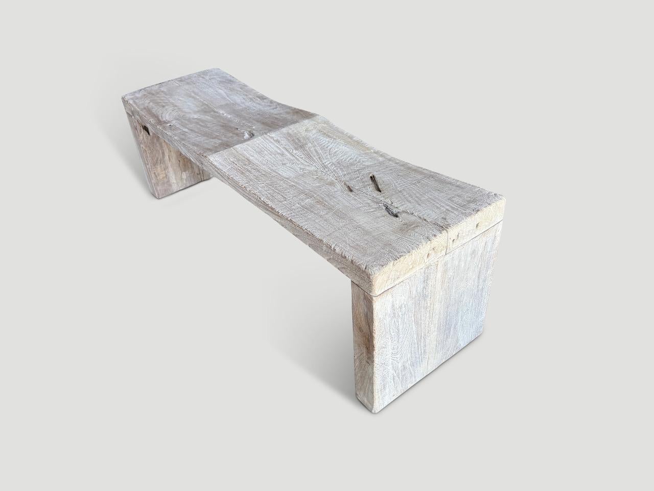 Ce magnifique banc est composé d'épais panneaux organiques en bois de teck ancien, sculptés à la main pour former un plateau en forme de vague. Nous avons ajouté un léger lavis blanc et terminé avec une brosse métallique révélant le grain unique du