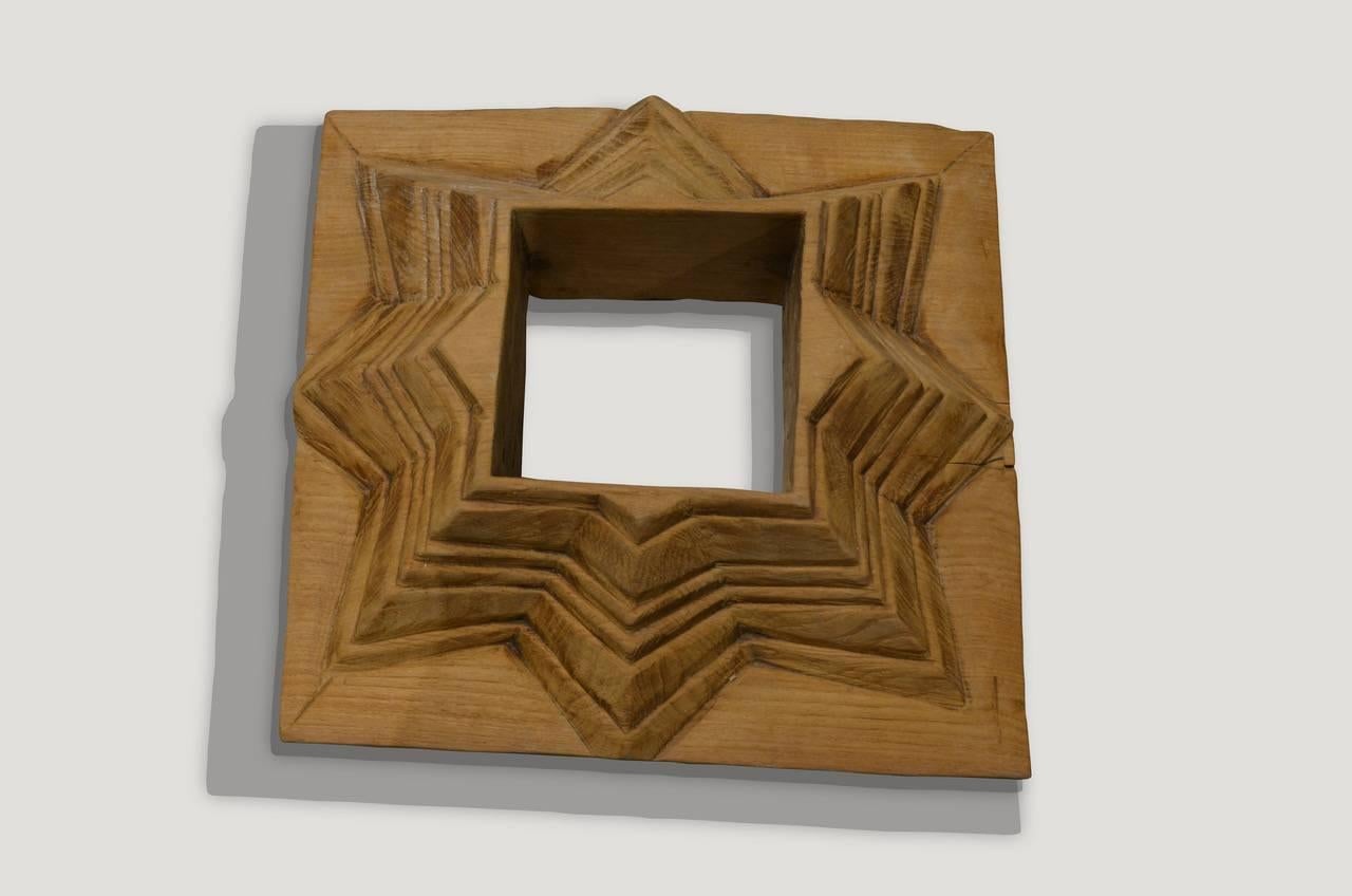 Base antigua tallada a mano utilizada originalmente para sostener una columna. Quedan muy bien para sujetar una vela o para alambrar una luz. Tenemos una colección. Infórmese. El precio refleja una.

Andrianna Shamaris Inc. Líder en diseño