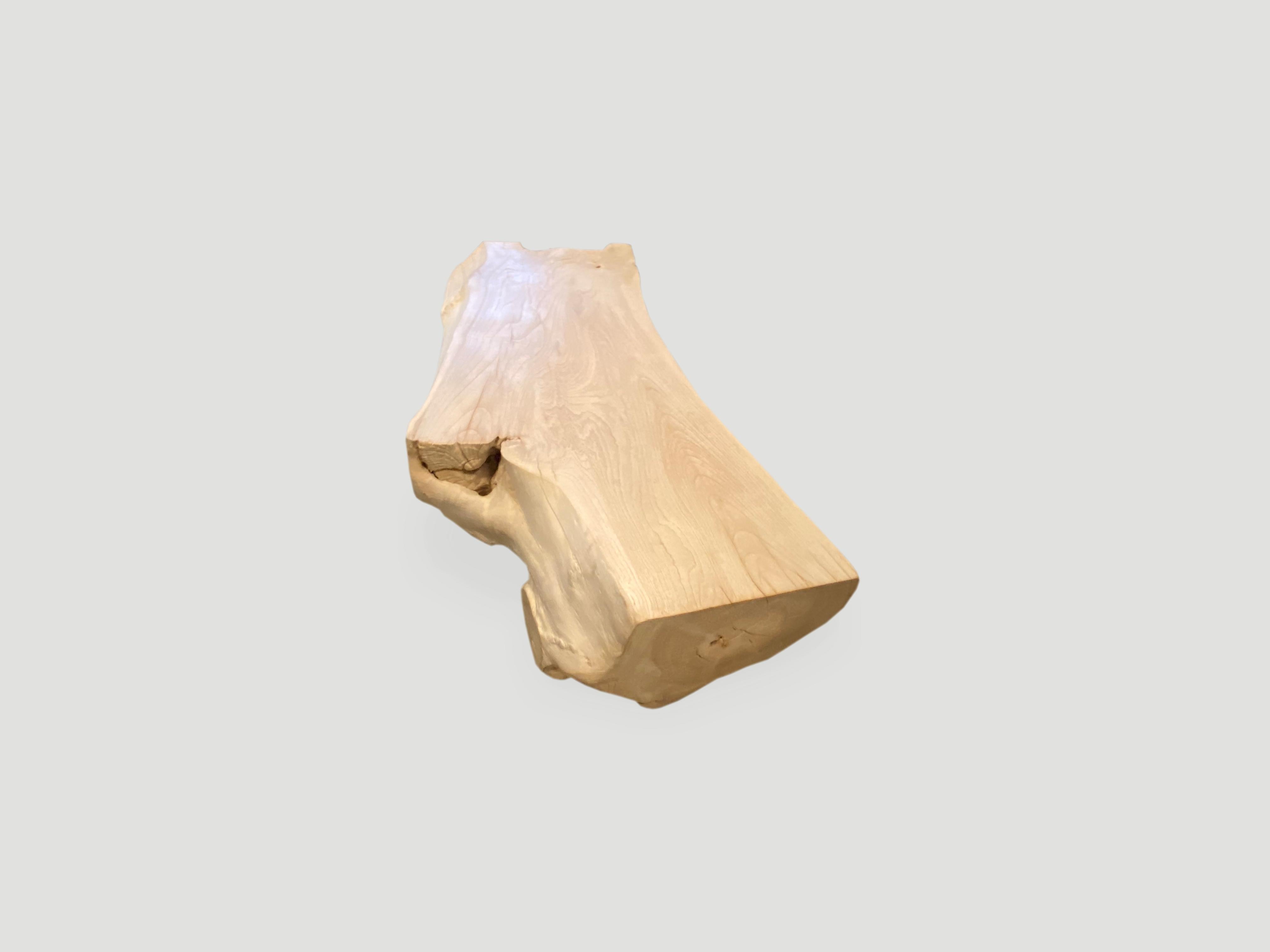 Table basse ou banc Barts de style Andrianna Shamaris en bois de teck organique Excellent état - En vente à New York, NY