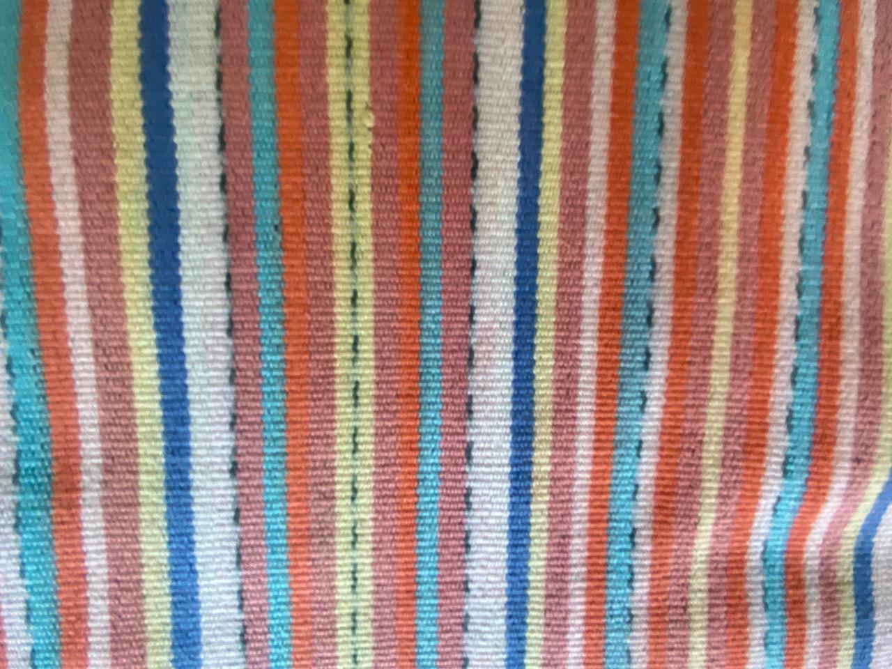 Atemberaubende Farben in diesem handgewebten Textil von der Insel Sumba im Osten Indonesiens. Die Streifen wirken modern und harmonieren doch gut mit dem traditionellen Mittelteil. Ikat ist eine alte Technik, mit der Textilien mit Mustern versehen