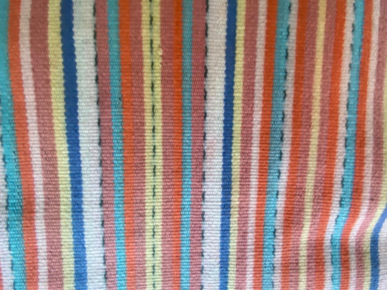 Impresionantes colores en este textil tejido a mano procedente de la isla de Sumba, al este de Indonesia. Las rayas parecen modernas, pero mezcladas con el panel central tradicional funcionan tan bien juntas. El ikat es una técnica antigua que se