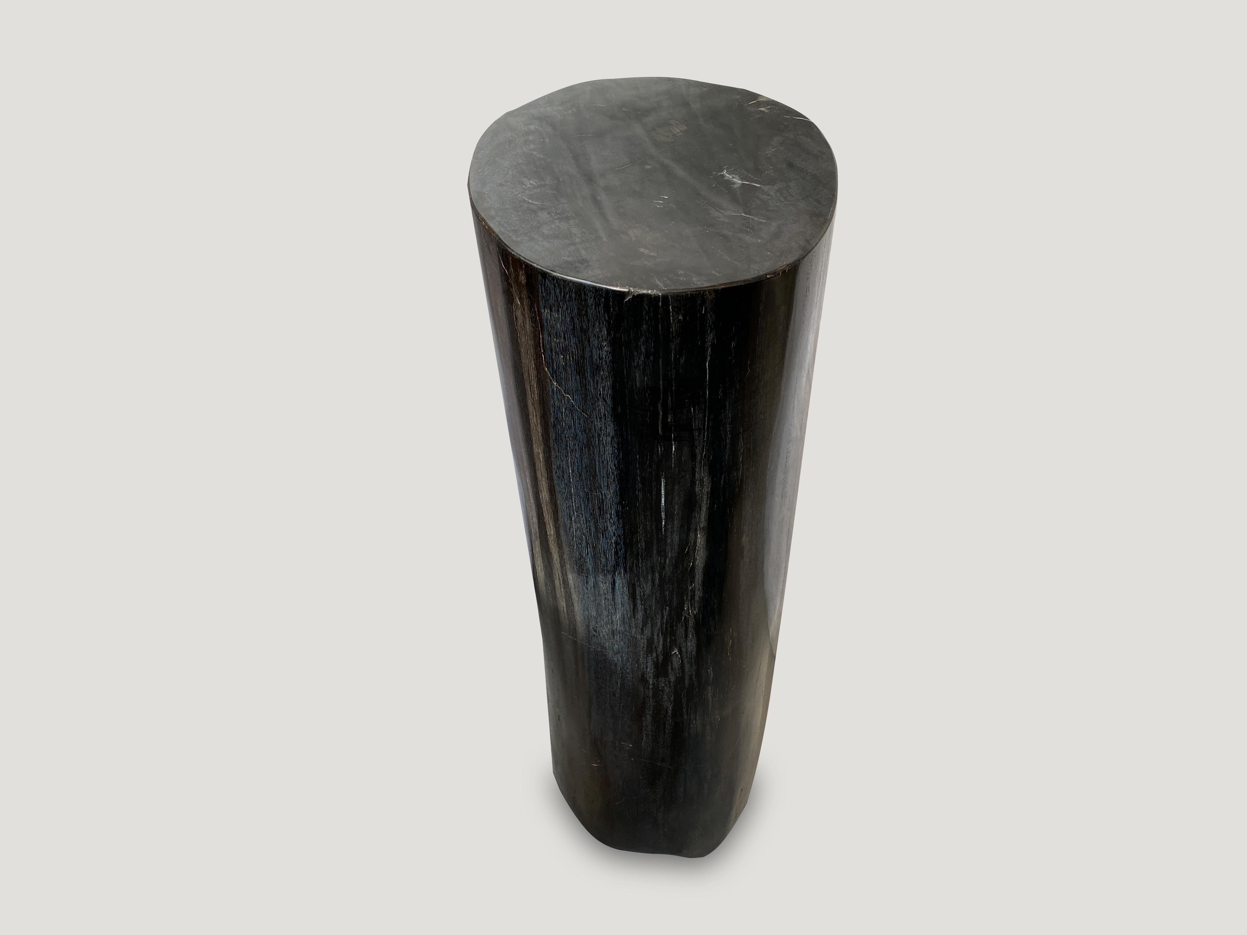 Andrianna Shamaris - Super piédestal en bois pétrifié à colonne lisse Excellent état - En vente à New York, NY