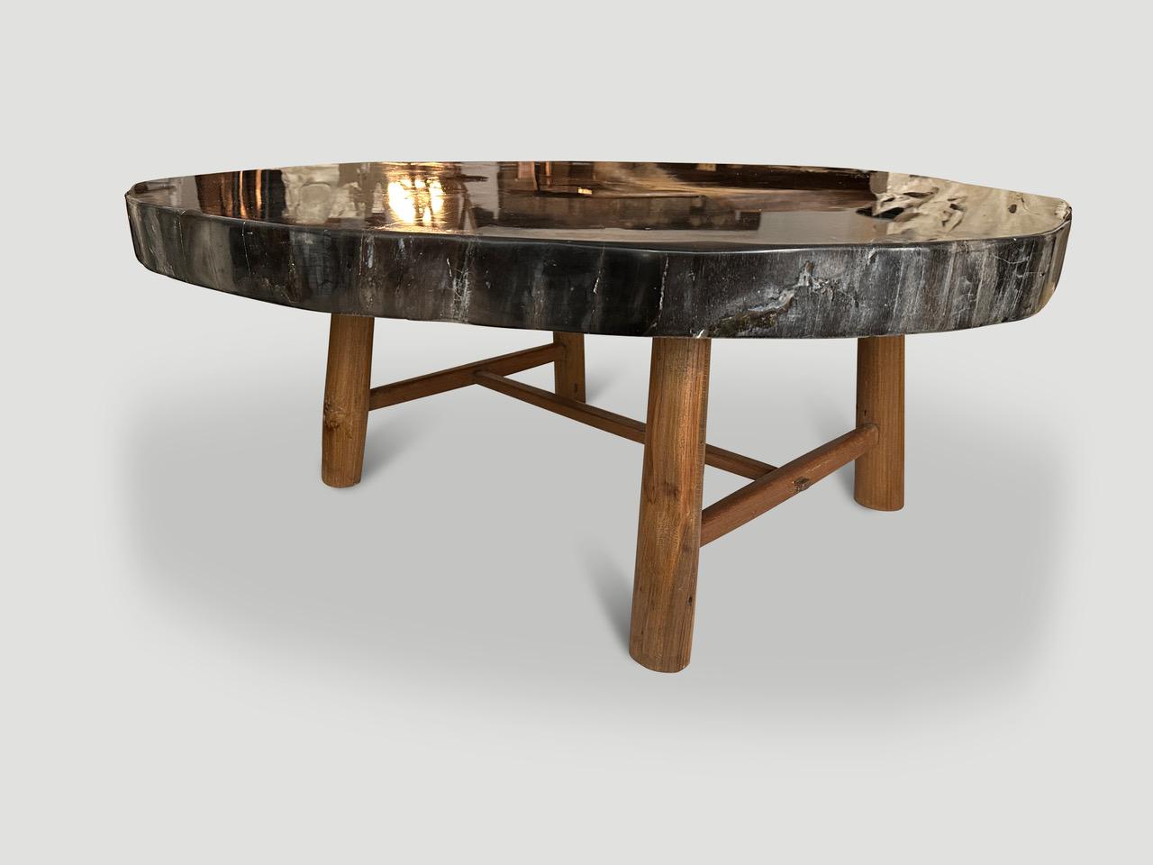 Organique Andrianna Shamaris table basse en bois pétrifié très lisse en vente