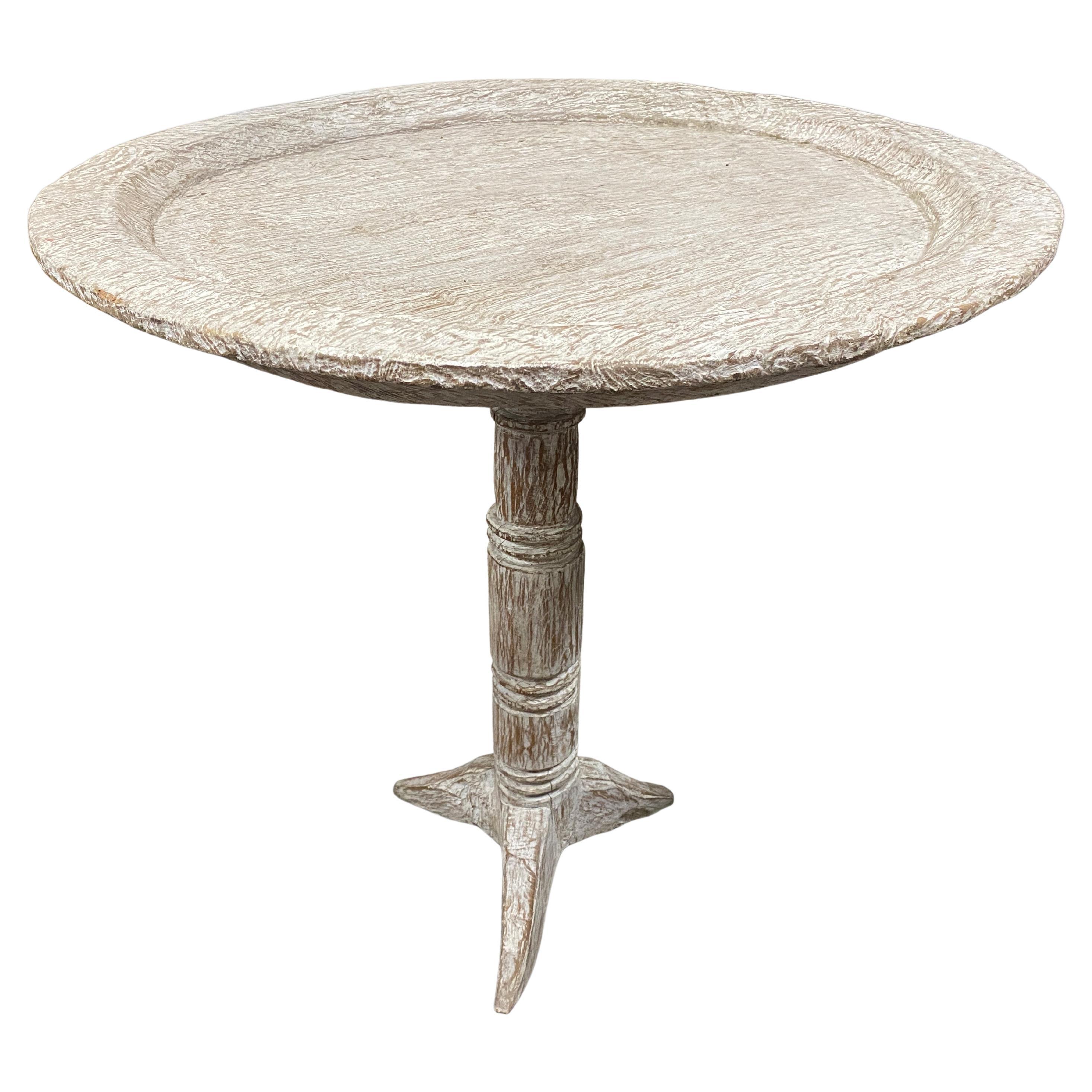 Andrianna Shamaris - Grande table d'appoint à plateau blanc lavé en vente