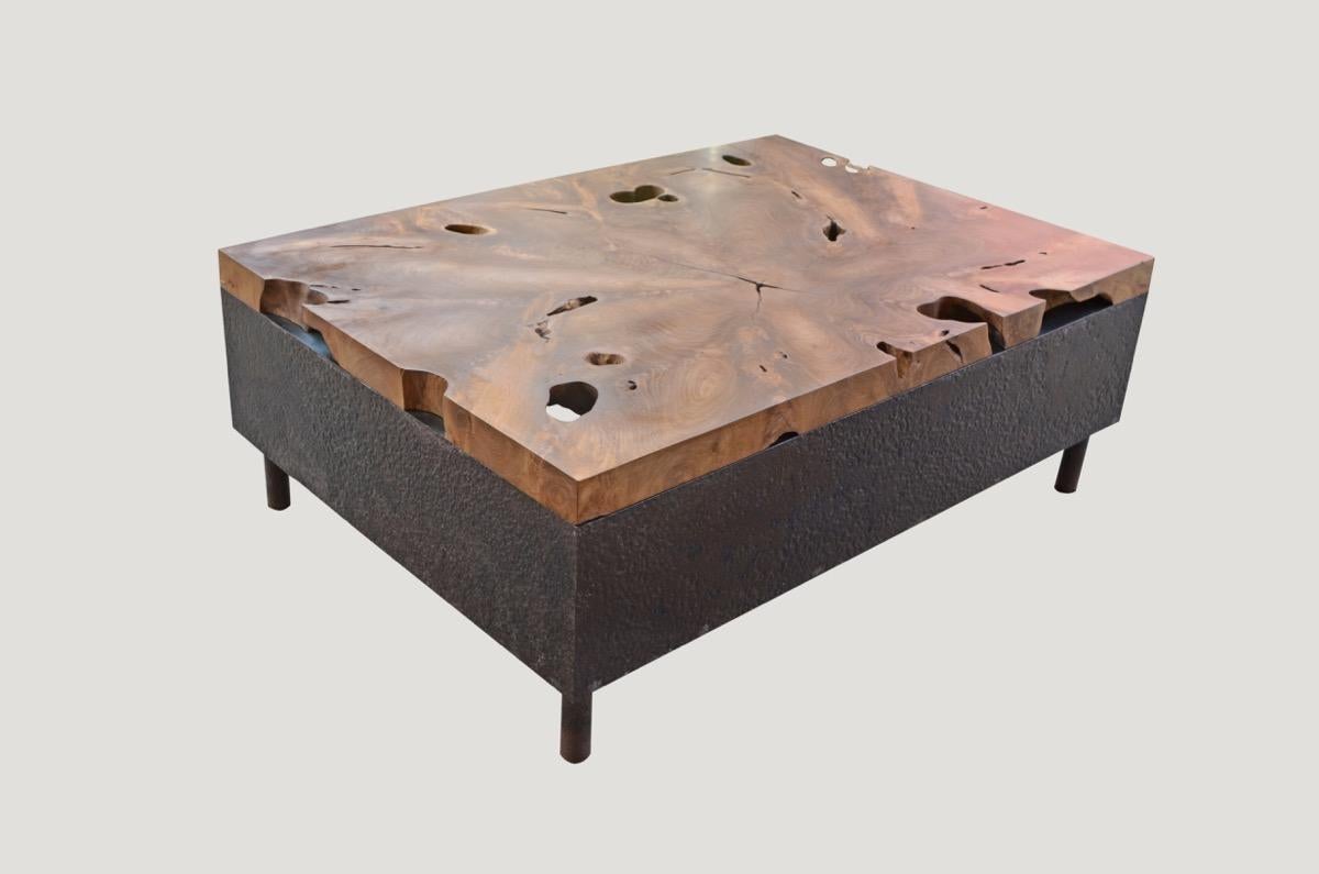 Une seule dalle de bois de teck organique récupéré de deux pouces flotte sur une base en métal martelé.

Andrianna Shamaris. Le leader du design organique moderne™