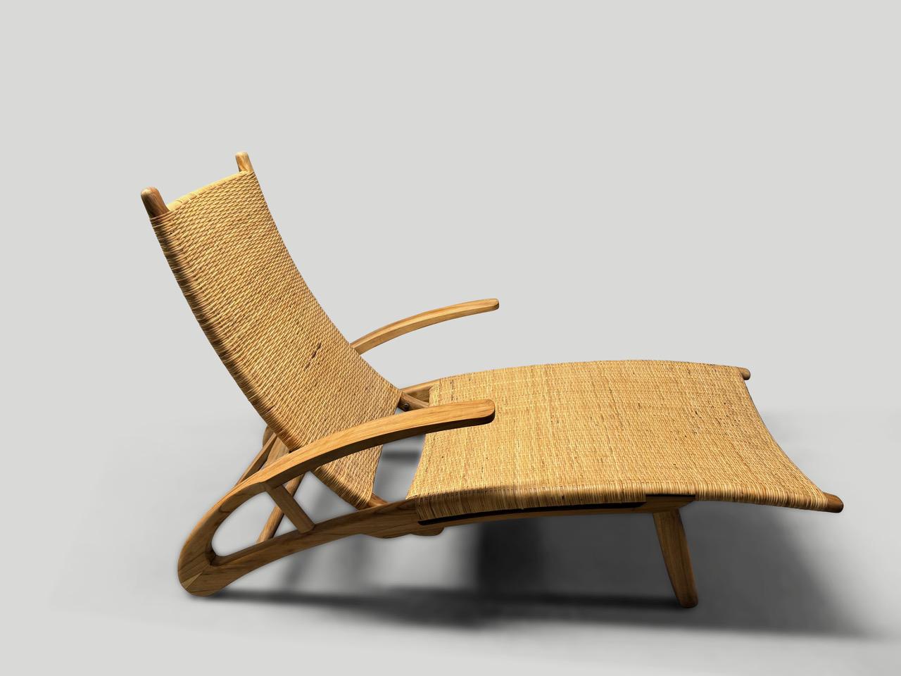 Armazón de madera de teca recuperada con brazos curvados espectaculares. La hierba tejida a mano envuelve el asiento y el respaldo. Esta chaise se pliega como se muestra en la imagen final. Dimensiones completas; 62