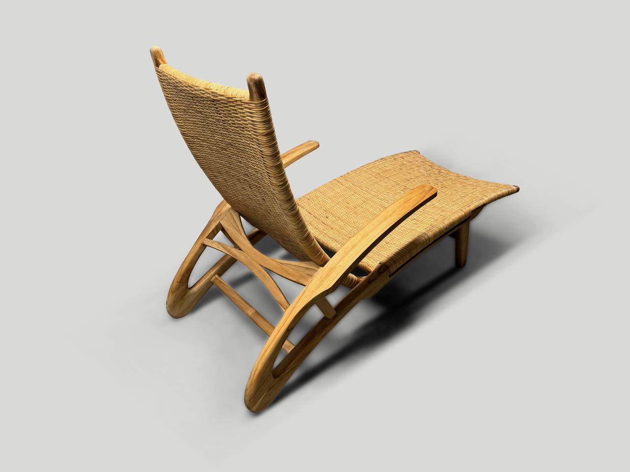 Andrianna Shamaris Chaise longue de madera de teca y hierba tejida Moderno orgánico en venta