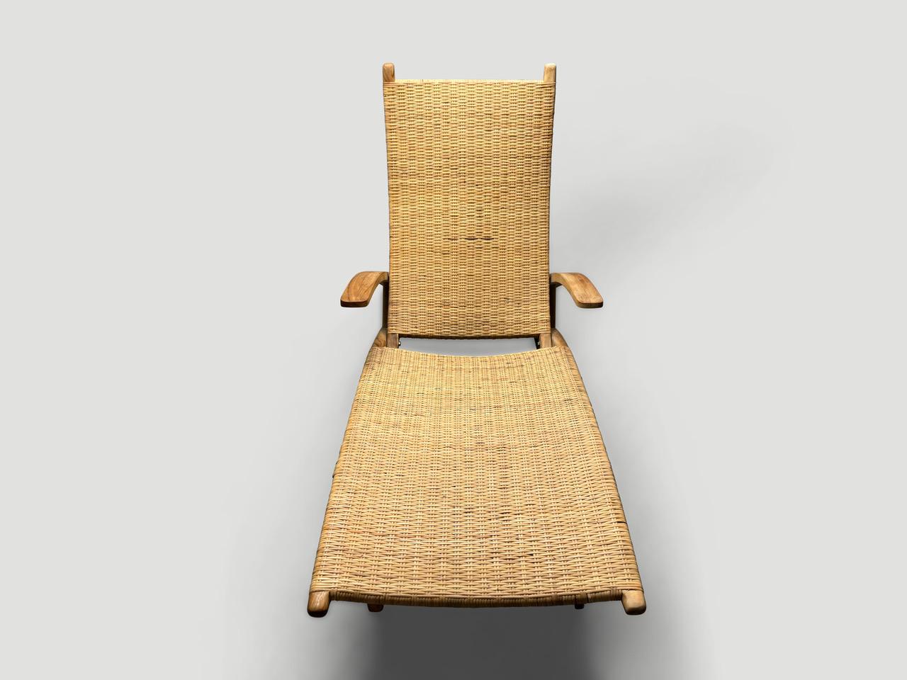 Andrianna Shamaris Chaise longue de madera de teca y hierba tejida en Excelente estado para la venta en New York, NY
