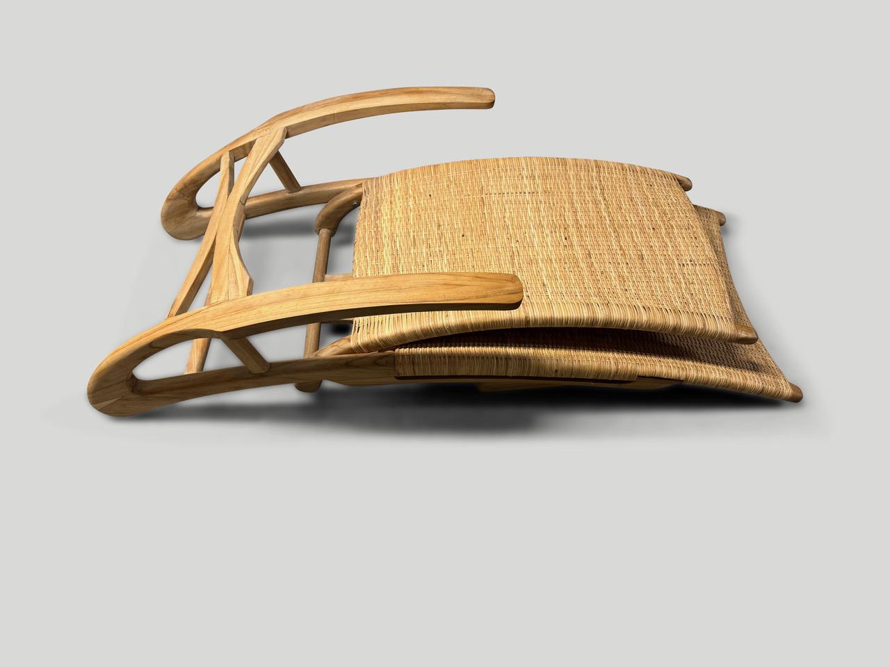 Andrianna Shamaris Chaise longue de madera de teca y hierba tejida Siglo XXI y contemporáneo en venta
