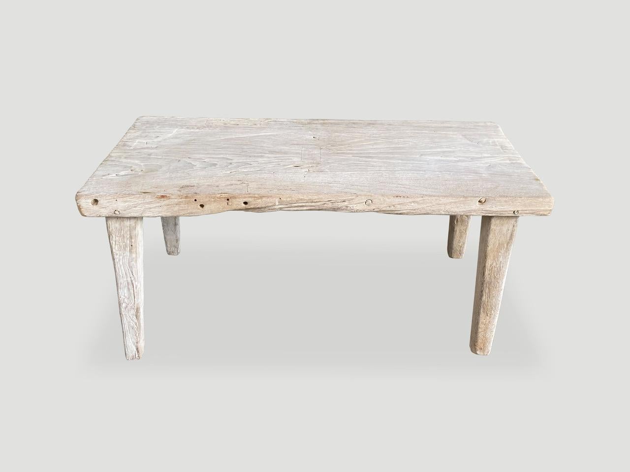 Banc ou table d'appoint ancien en bois de teck sculpté à la main Andrianna Shamaris Excellent état - En vente à New York, NY