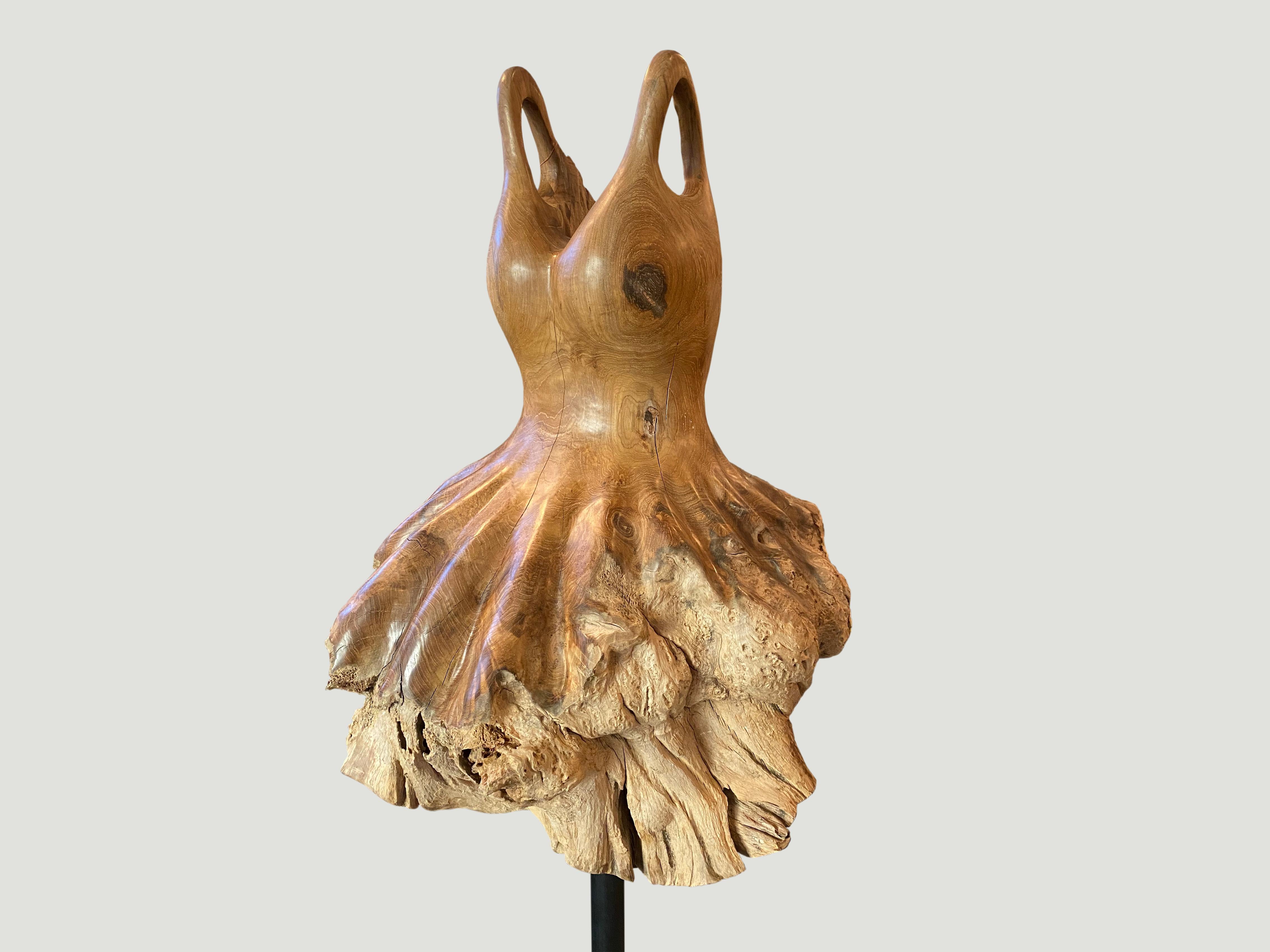 Andrianna Shamaris Escultura de madera de teca Bailarina Moderno orgánico en venta
