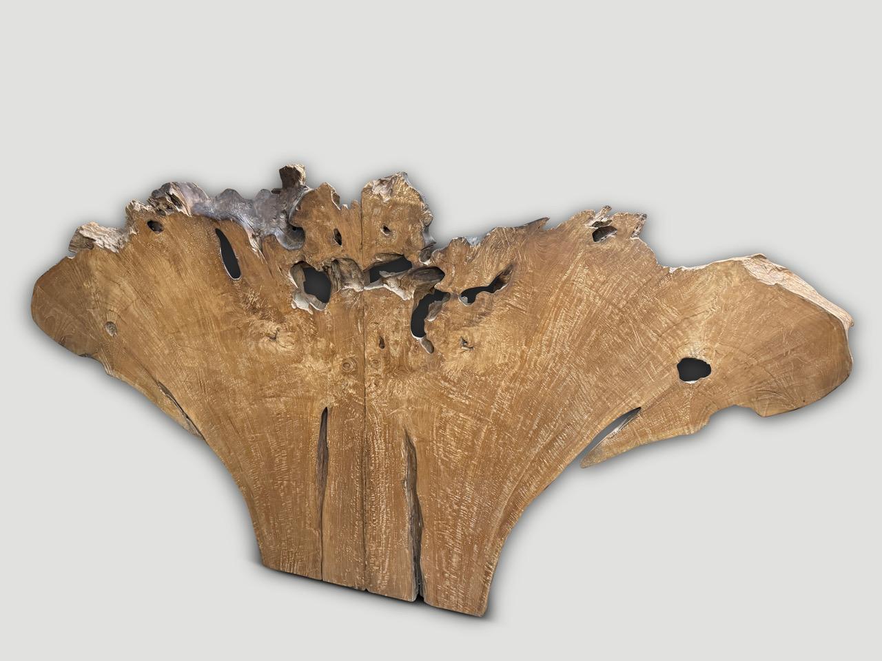 Une ancienne plaque épaisse de bois de teck que nous avons coupée en deux sections et assemblées pour former cette tête de lit spectaculaire, un plateau de table basse ou une suspension murale. Une impressionnante section de 103 pouces dans sa