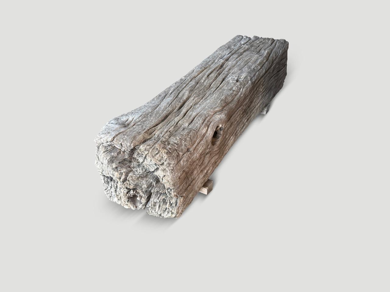 Un antico tronco di teak viene riutilizzato per creare questa panchina unica nel suo genere, con dettagli di erosione unici. Lasciato al sole e all'aria salata del mare per diventare naturalmente grigio, rivelando le bellissime venature del legno.