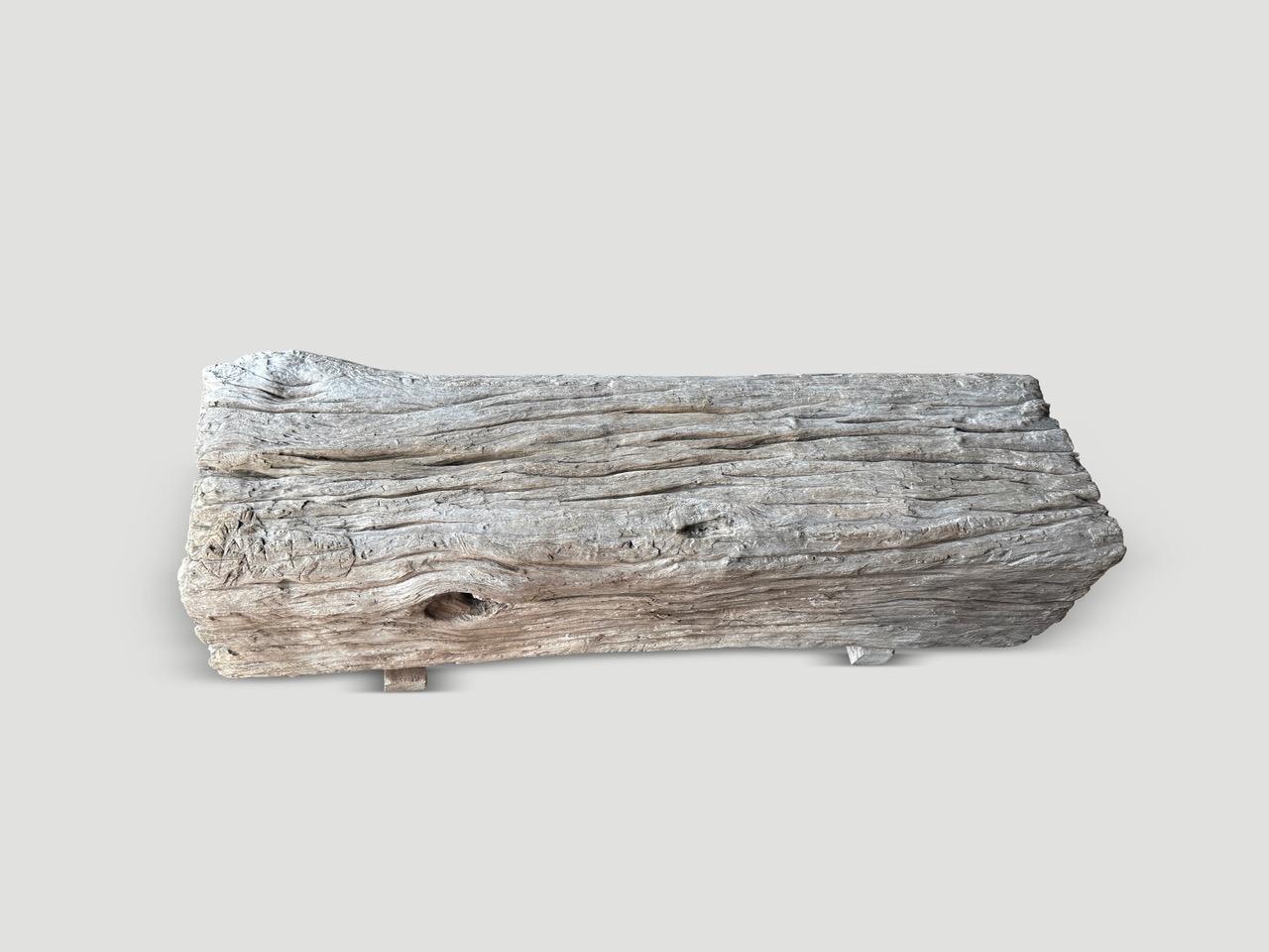 Organico moderno Panchina scultorea in stile tronco di legno di teak di Andrianna Shamaris in vendita