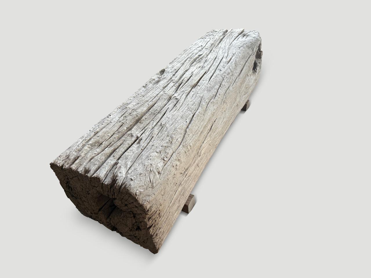 Panchina scultorea in stile tronco di legno di teak di Andrianna Shamaris In condizioni ottime in vendita a New York, NY