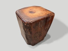 Andrianna Shamaris Beistelltisch aus Teakholz, Wabi-Sabi-Design