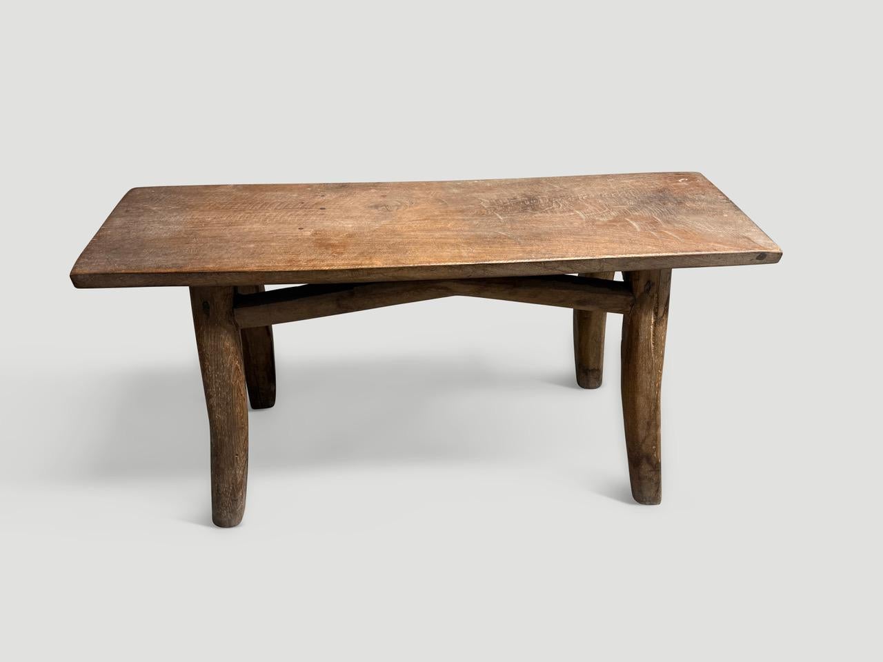 Precioso banco de teca hecho a mano, con una preciosa pátina y carácter en la madera. Alrededor de 1950. 

Este banco antiguo se hizo a mano siguiendo el espíritu de Wabi-Sabi, una filosofía japonesa según la cual la belleza puede encontrarse en la