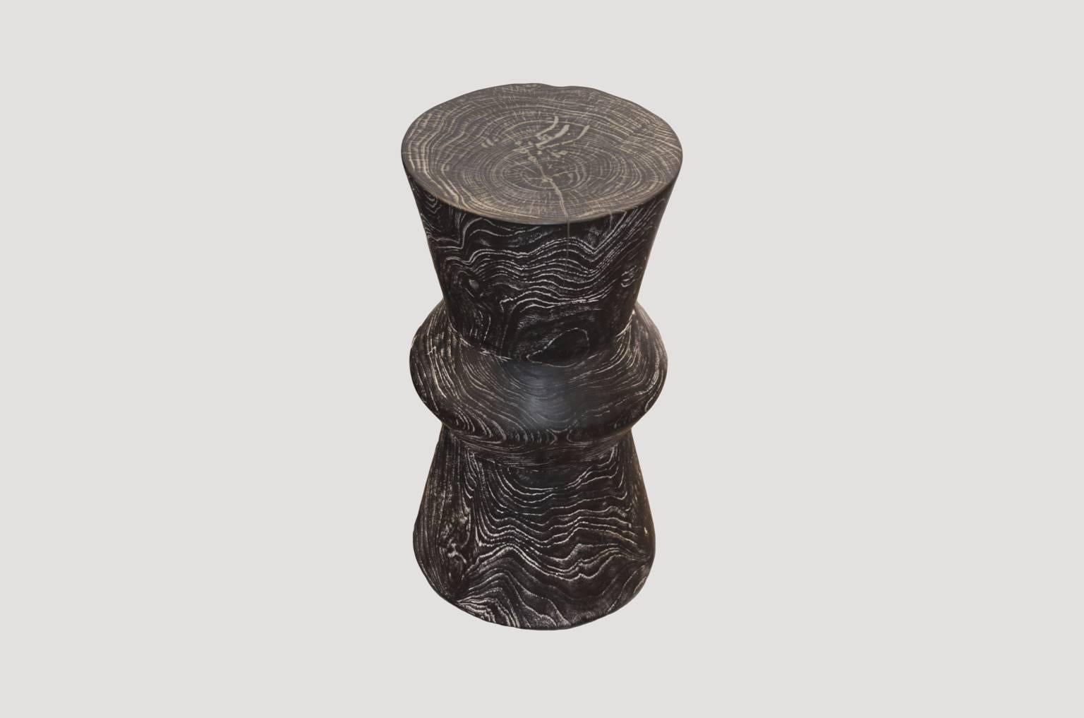 Cérusé Andrianna Shamaris table d'appoint ou tabouret en bois de teck brûlé triplement cérusé en vente