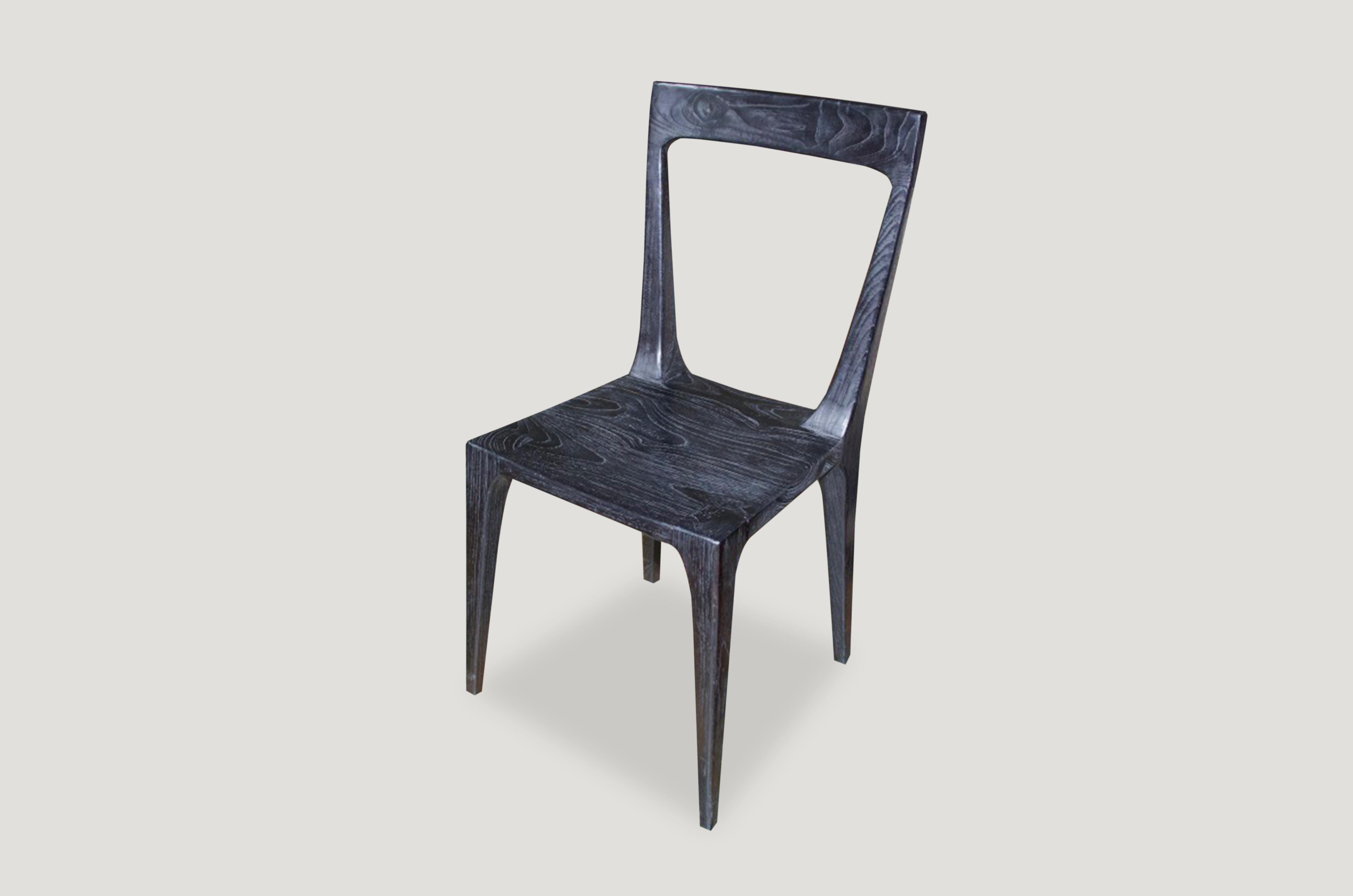 Minimalistischer Stuhl, handgeschnitzt aus wiederverwendetem Teakholz. Gebrannt, geschliffen und versiegelt mit einer glatten Oberfläche. 15-17
