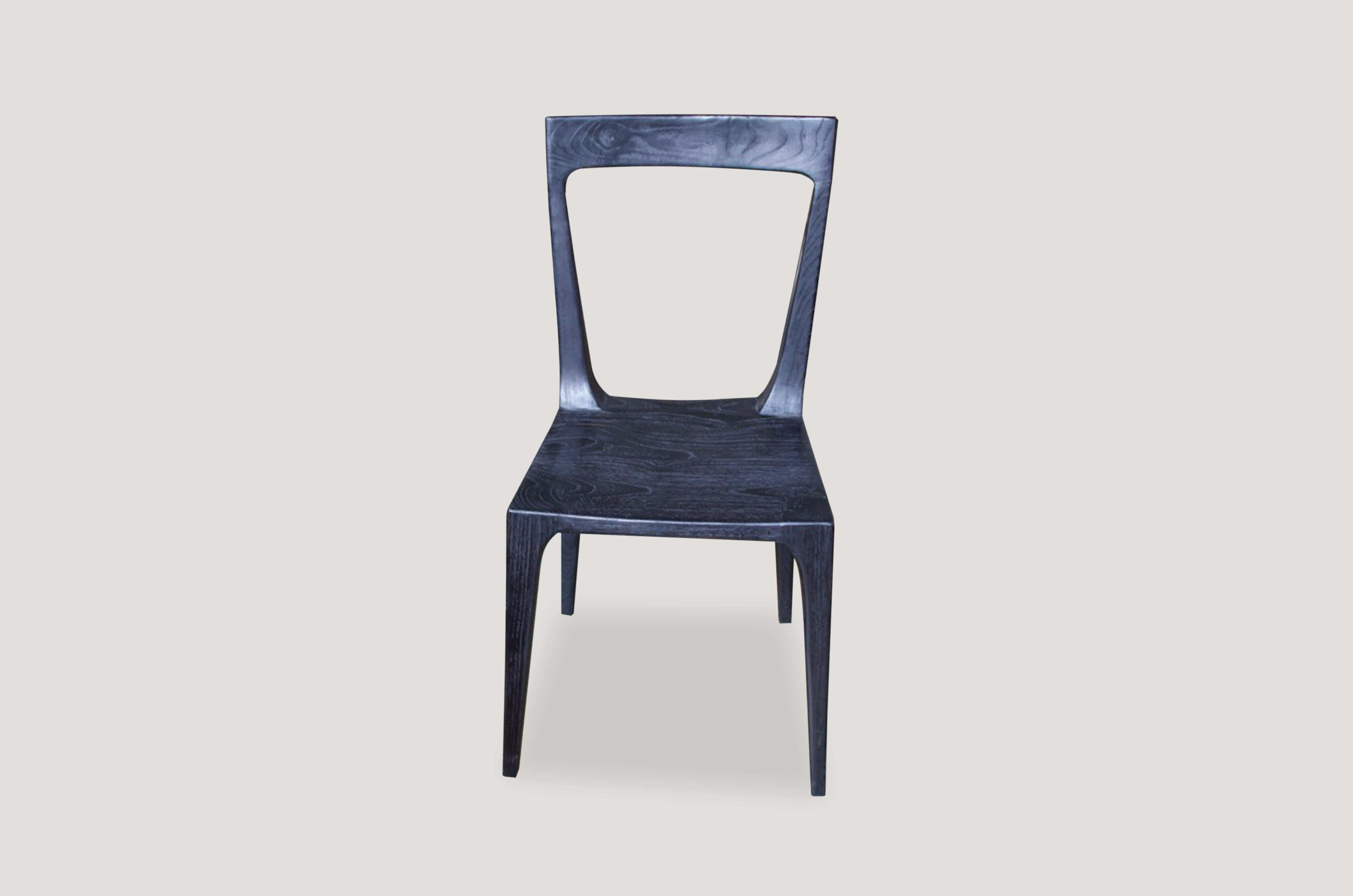Andrianna Shamaris Dreifacher Stuhl aus gebranntem Teakholz im Zustand „Hervorragend“ im Angebot in New York, NY