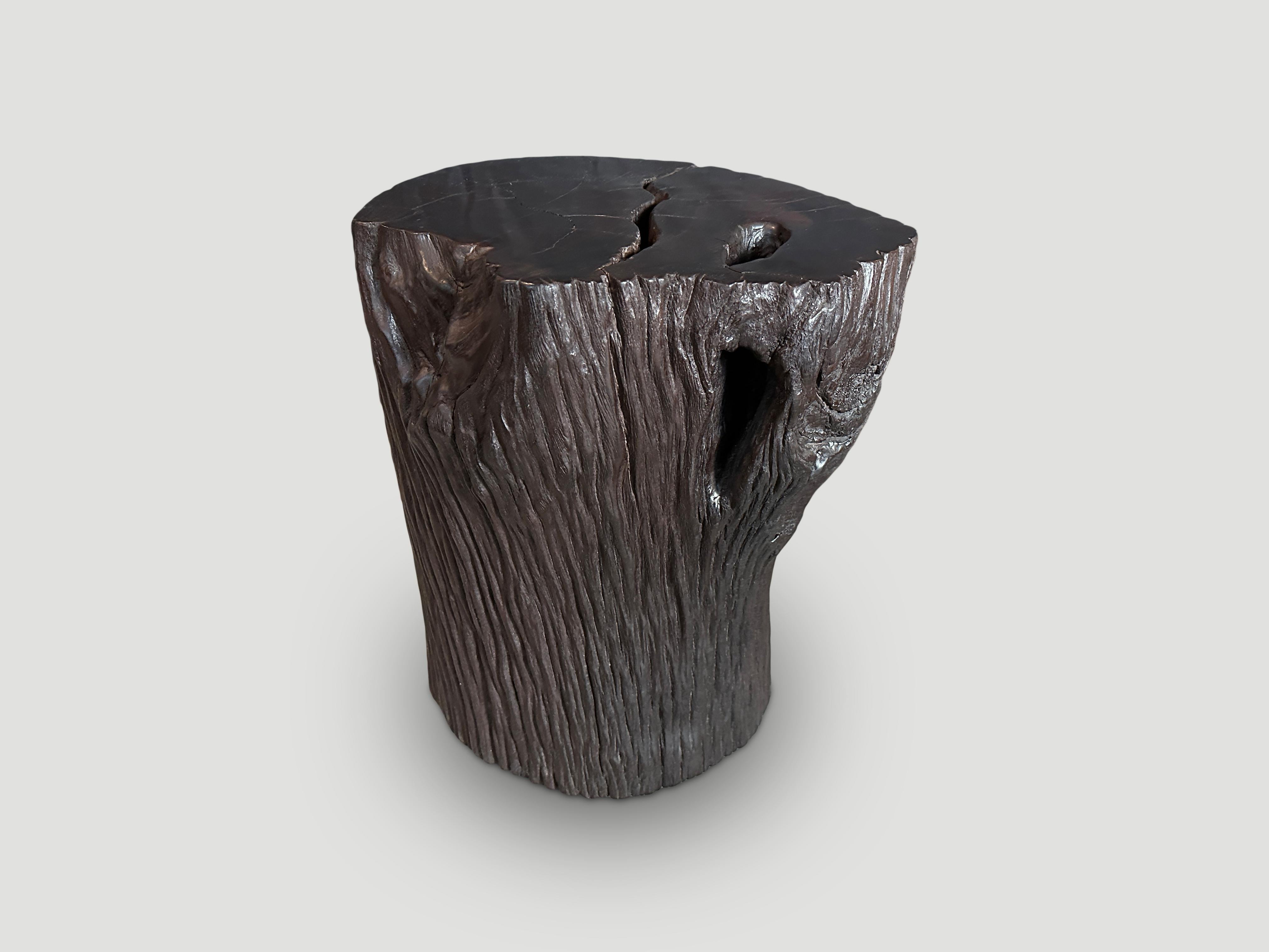Beistelltisch oder Hocker aus recyceltem Ulin-Holz. Auch bekannt als Eisenholz. Gekohlt, geschliffen und versiegelt, wobei das natürliche, organische Holz respektiert wird. Wir haben eine Politur hinzugefügt, die die schöne Holzmaserung zum