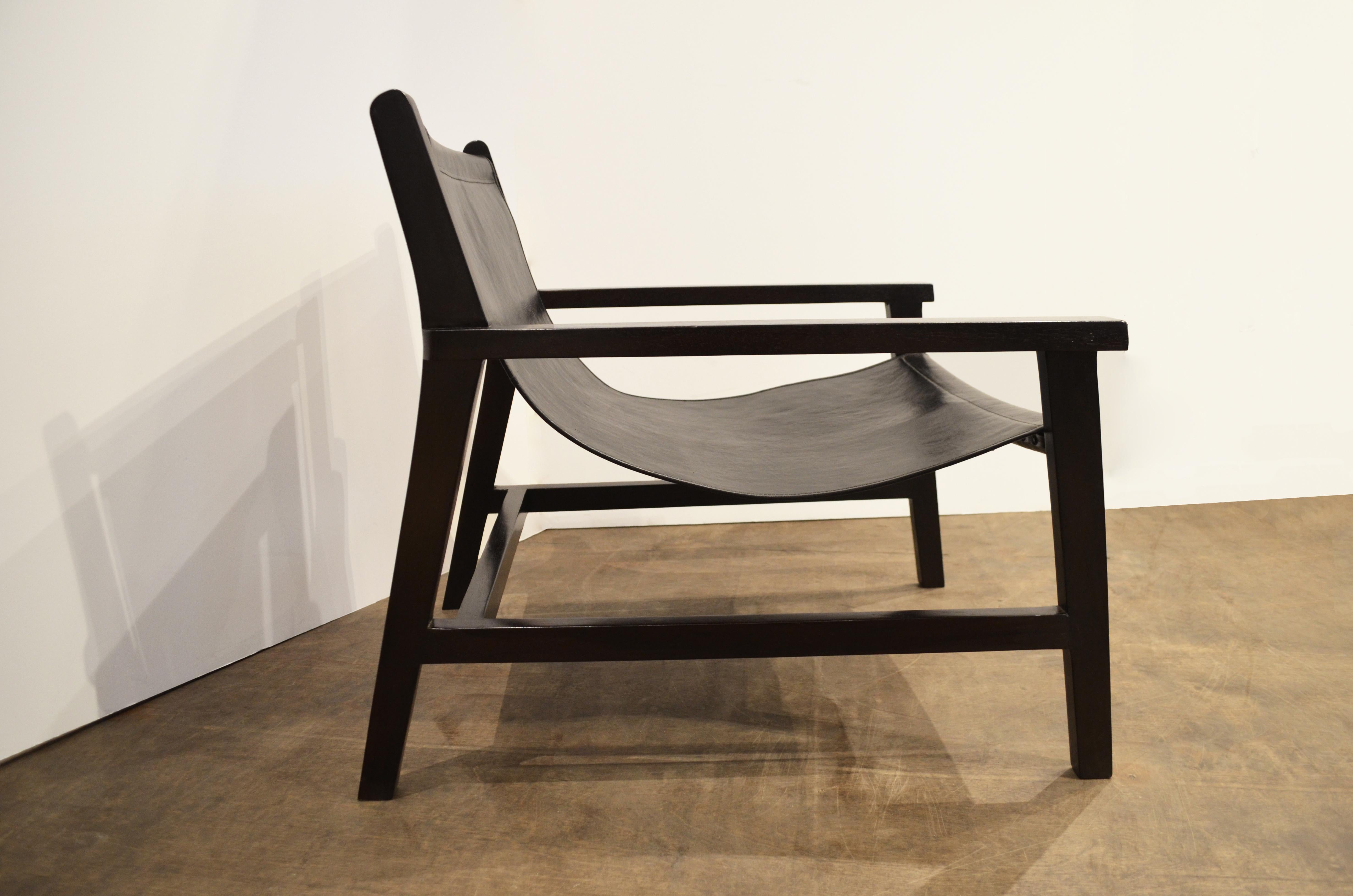 La chaise Ultimate est fabriquée en cuir de première qualité avec un cadre en teck. Le nouveau modèle plus est doublement doublé en cuir. Dimensions complètes : 26,5