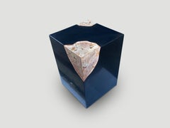 Table d'appoint Andrianna Shamaris en pierre volcanique et bois pétrifié