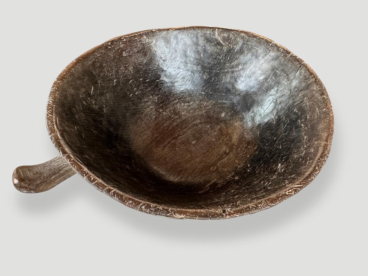 Cuenco de madera de teca centenaria con hermosa pátina y carácter. Tallada a mano a partir de una sola pieza, incluido el mango. Tanto utilizable como escultural. Dimensiones completas con el asa; 17 x 16,5 x 6″ de alto x asa 2,5″ de largo.

Este