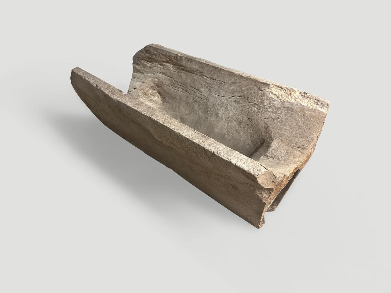 Bellissimo porta riso antico di Sumatra, intagliato a mano da un unico pezzo di legno. Perfetto per contenere legna da ardere, asciugamani da piscina o riviste. In piedi può essere utilizzato come un piccolo schermo. Tante opzioni per questo pezzo