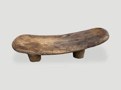 Andrianna Shamaris banc ou chaise en bois ancien Wabi Sabi