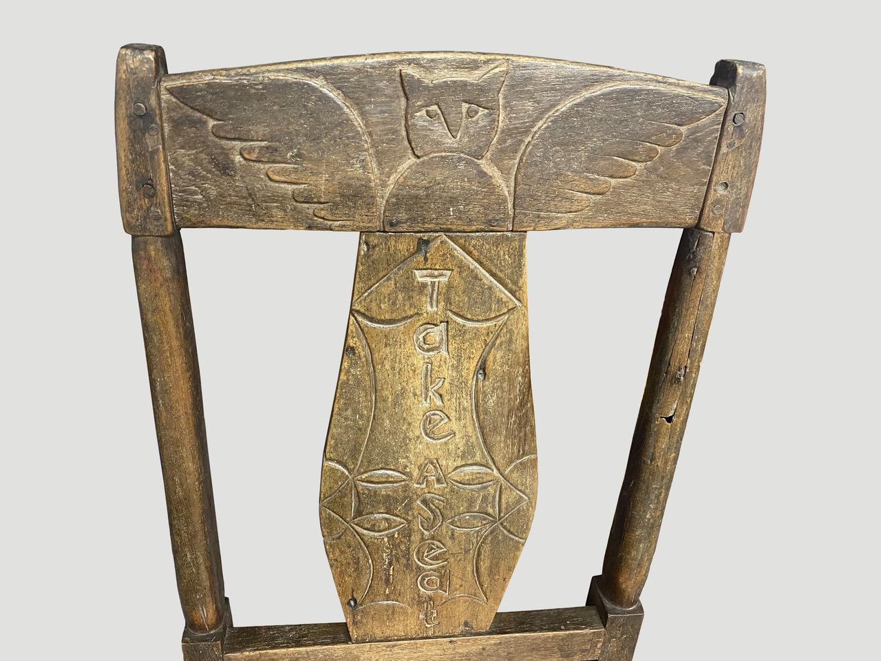 Chaise ancienne en teck de Sumatra sculptée à la main avec de jolies ailes d'ange et 