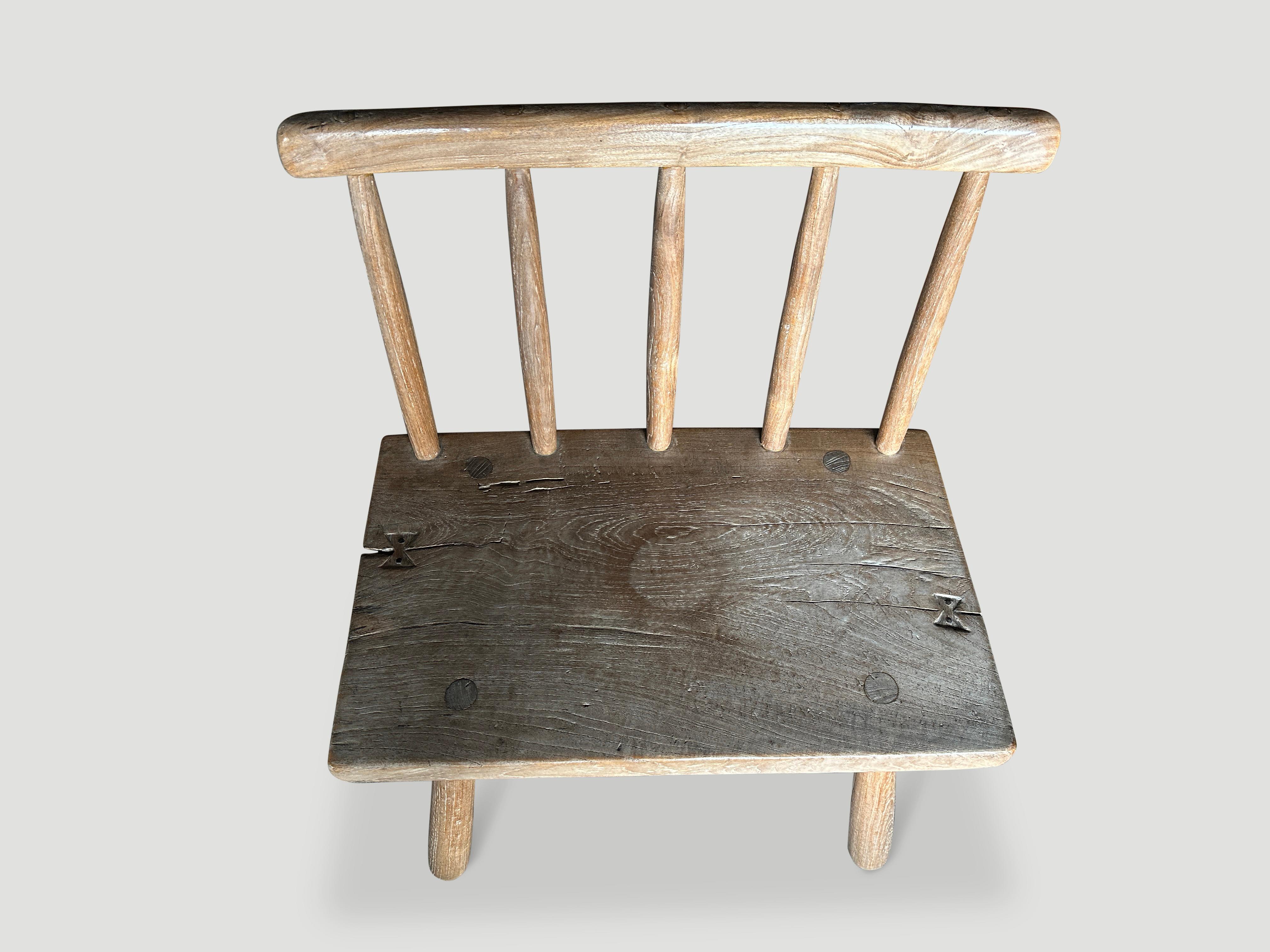 Minimalistischer Stuhl oder Beistelltisch. Teil der Mid Century Couture Collection'S. Von Anfang bis Ende handgefertigte Möbel. Wir haben in das Holz eingelegte Schmetterlinge und ein natürliches Öl hinzugefügt, das die schöne Holzmaserung zum