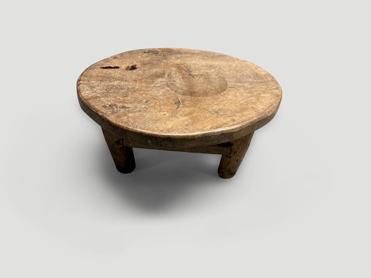 Dieser schöne antike Beistelltisch mit niedrigem Profil hat eine schöne Patina und Charakter. Um 1950. Wir haben eine kleine Collection. Die Bilder und der Preis spiegeln eine. 

Dieser antike Beistelltisch wurde im Geiste von Wabi-Sabi