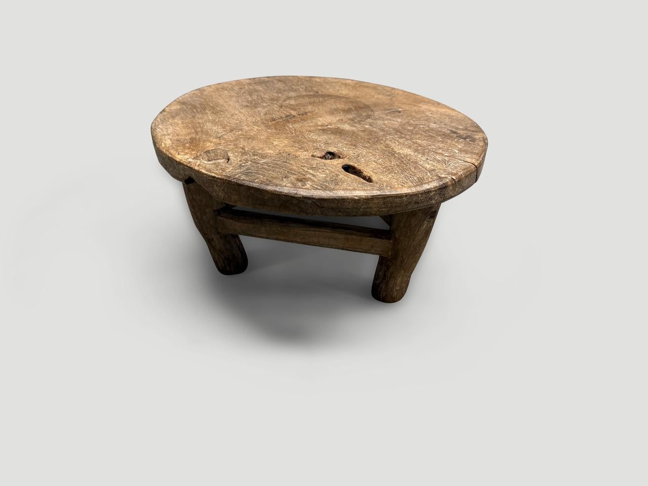 Andrianna Shamaris Wabi Sabi Runder Beistelltisch (Minimalistisch) im Angebot