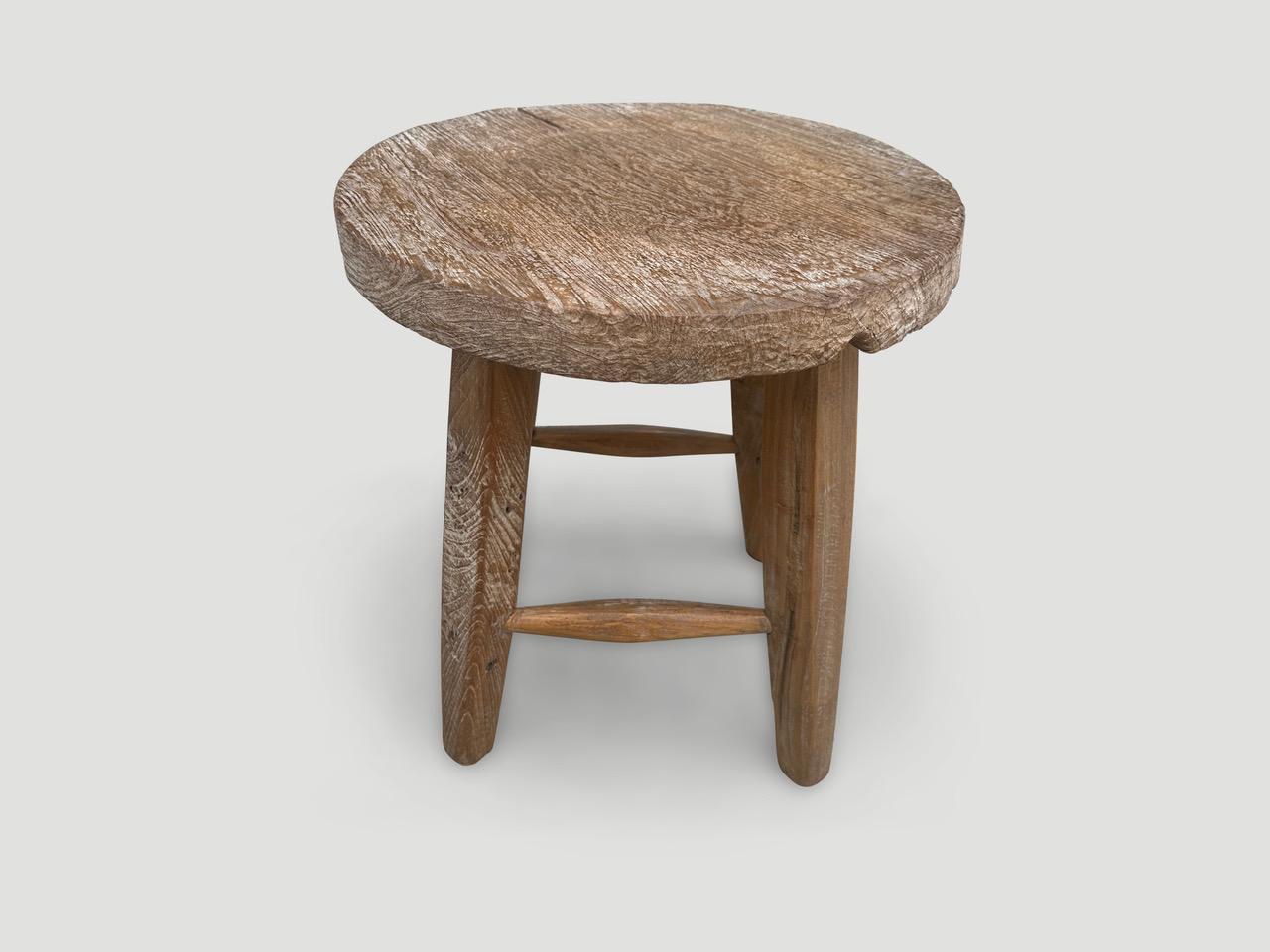 Cette table d'appoint ou tabouret minimaliste est fabriquée à la main à partir d'un magnifique morceau de teck vieilli de deux pouces d'épaisseur provenant de ma Collectional. Nous avons ajouté des pieds biseautés et une légère céruse révélant le