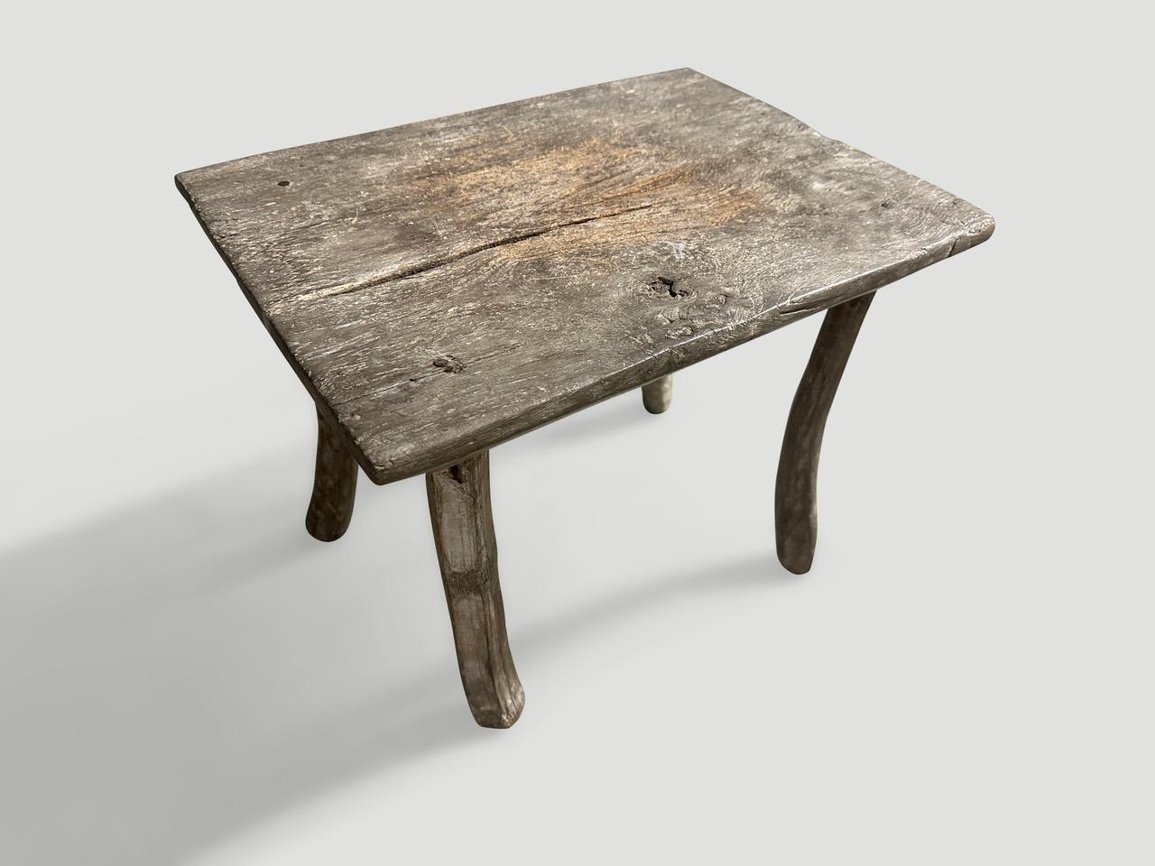 Table d'appoint ou tabouret ancien fait à la main avec un plateau biseauté de deux épaisseurs. Célébrer les fissures et les crevasses et toutes les autres marques que le temps et l'amour ont laissées derrière eux. Vers 1950.

Cette table d'appoint