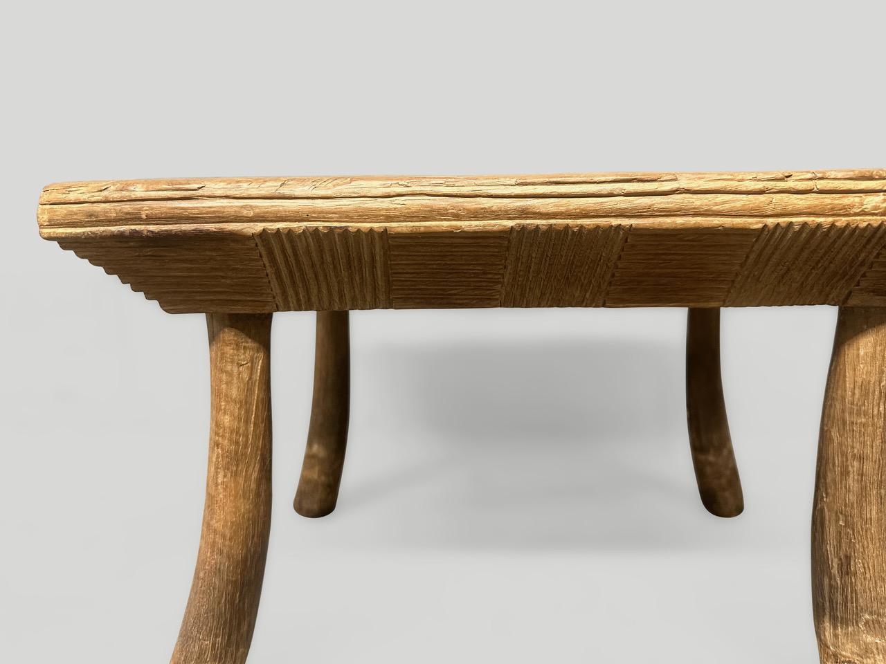 Table d'appoint ou tabouret ancien fait à la main avec un plateau biseauté de trois pouces d'épaisseur présentant une sculpture intéressante mais simple. Circa 1950

Cette table d'appoint ou ce tabouret a été fabriqué à la main dans l'esprit du