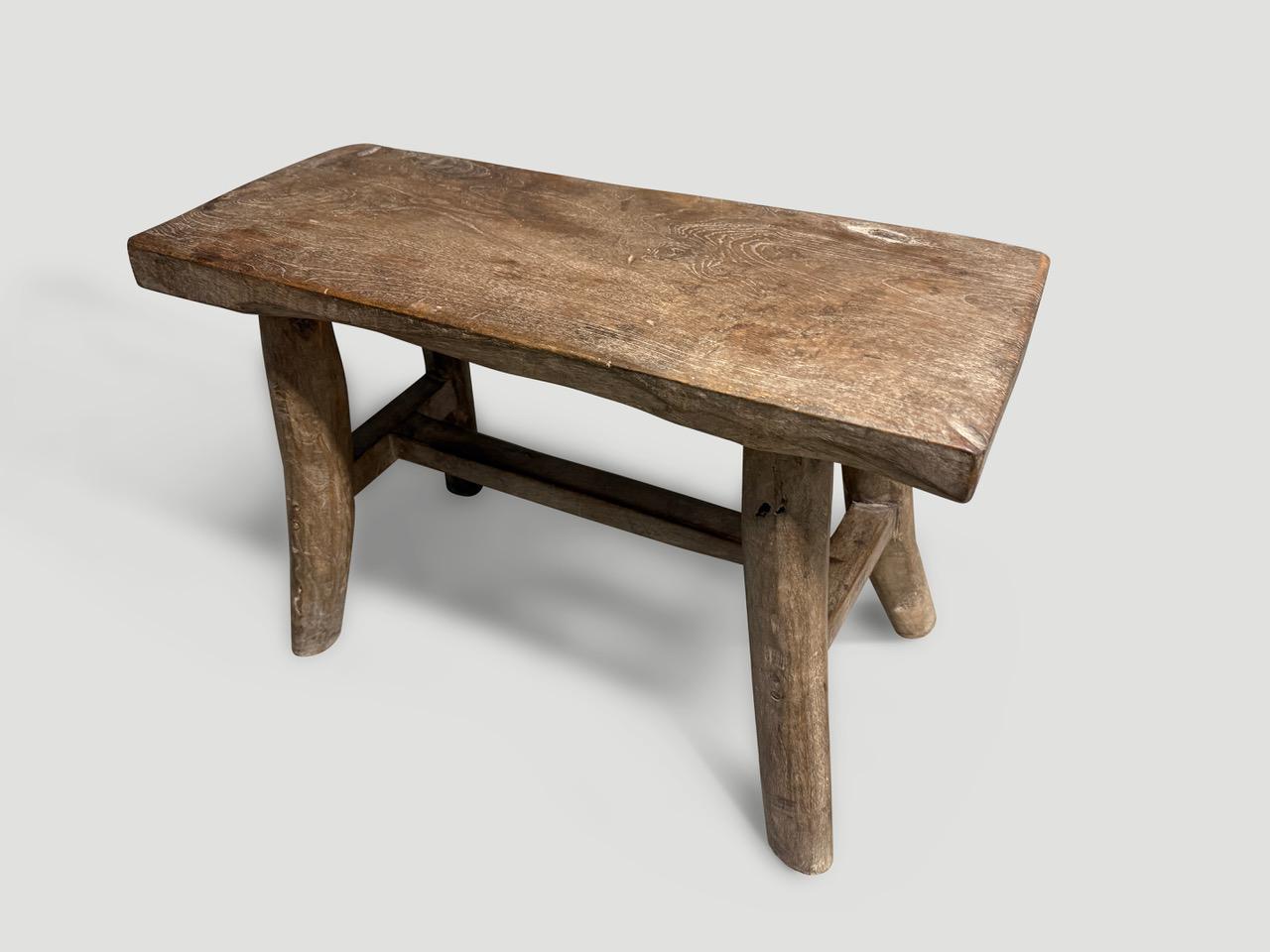 Magnifique banc en teck fait à la main avec une belle patine et du caractère dans le bois. Vers 1950. 

Ce banc ancien a été fabriqué à la main dans l'esprit du Wabi-Sabi, une philosophie japonaise selon laquelle la beauté peut être trouvée dans