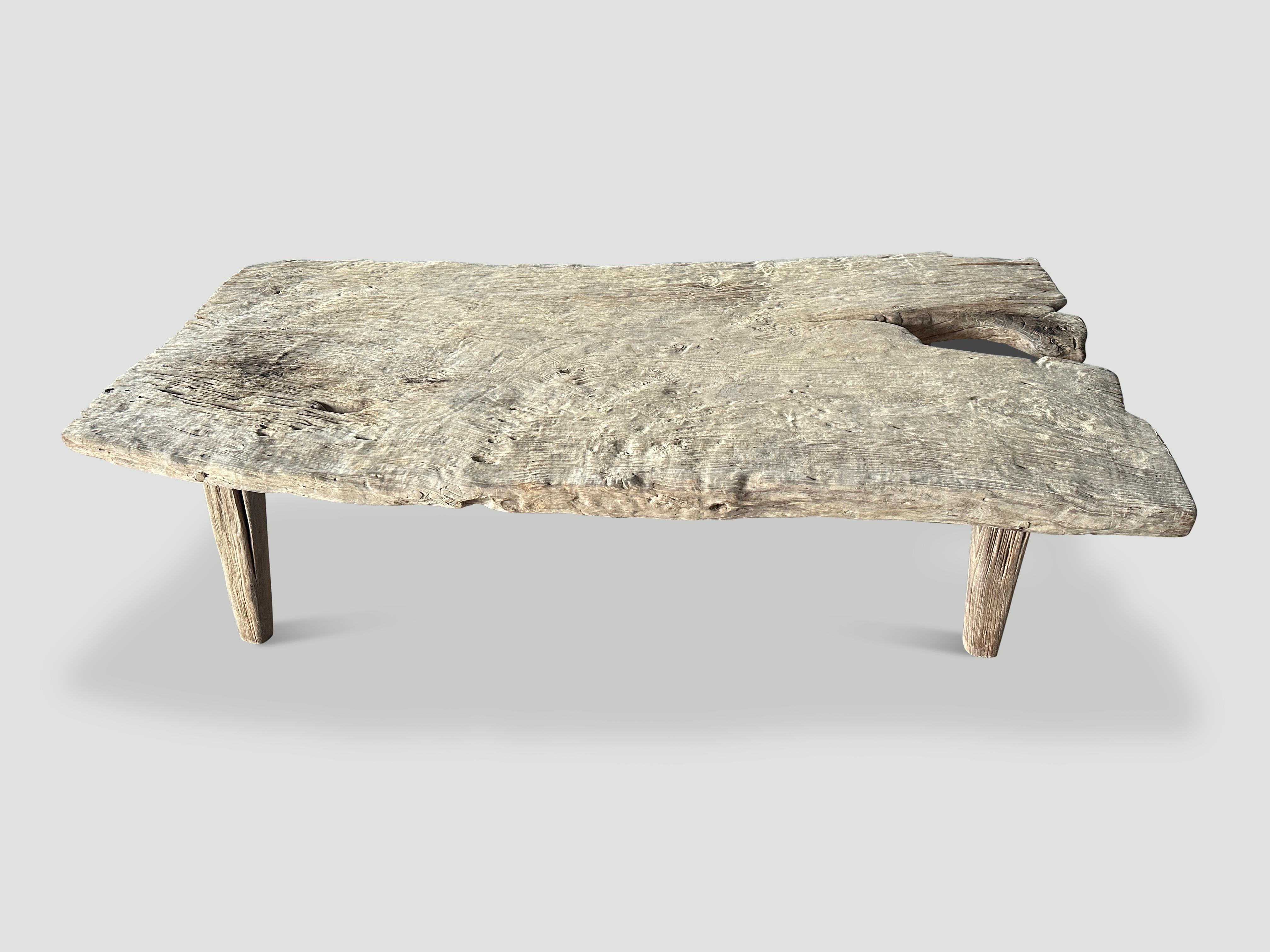 Une magnifique dalle de teck centenaire de deux pouces est transformée en table basse avec d'impressionnants détails d'érosion. Laissé au soleil et à l'air salin de la mer pour donner naturellement ce ton pâle. Nous avons ajouté des jambes